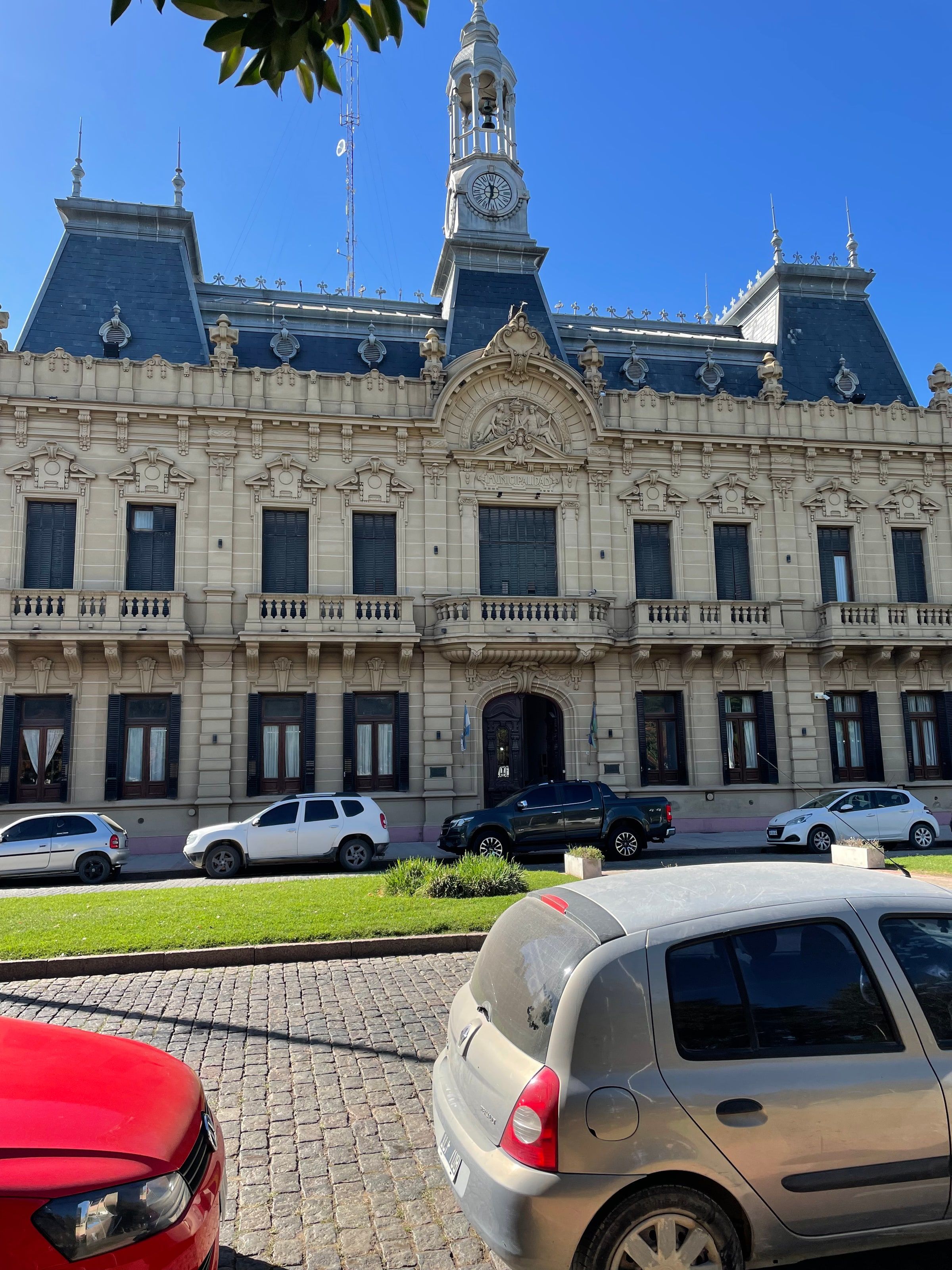 Un edificio histórico de estilo francés frente a la plaza