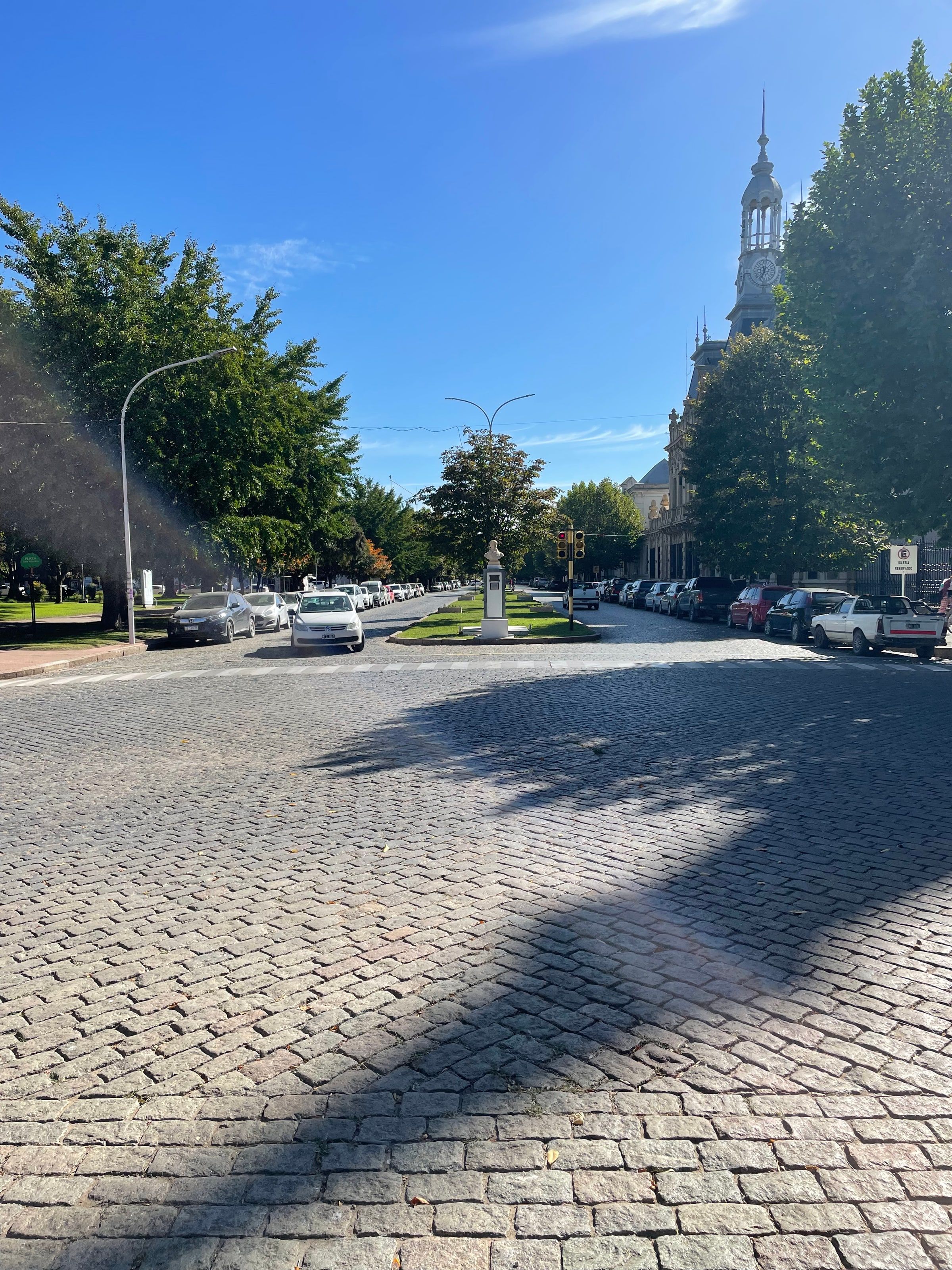 Calle empedrada frente a la plaza