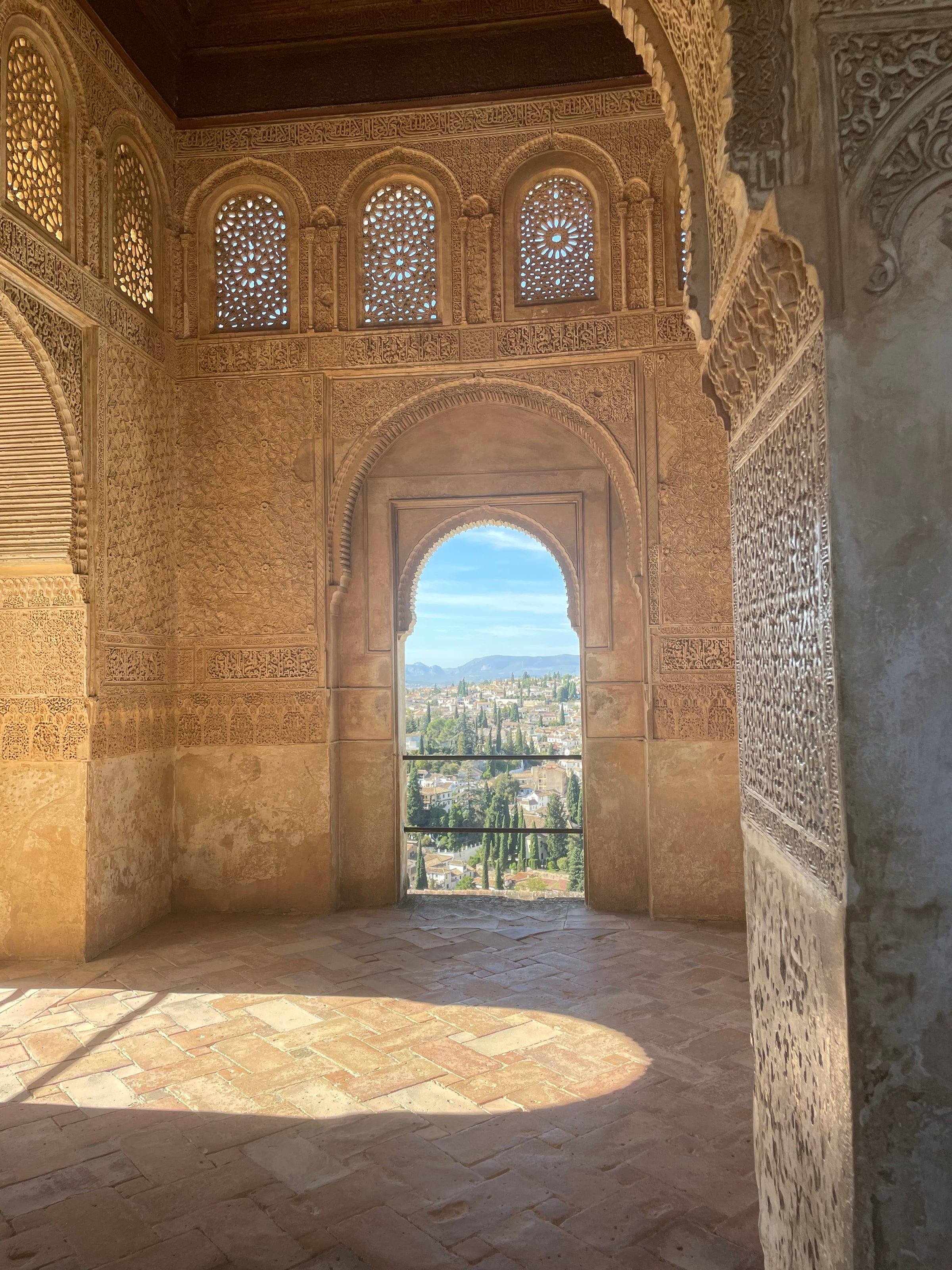 Un arco de la Alhambra con la vista a Granada