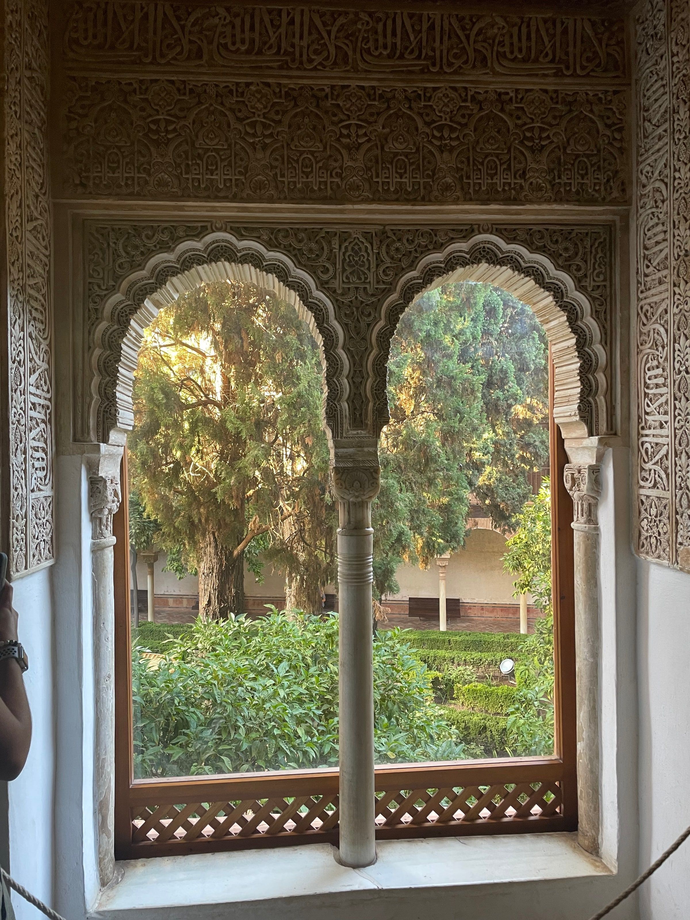 Una ventana con arcos dobles de los Palacios Nazaríes