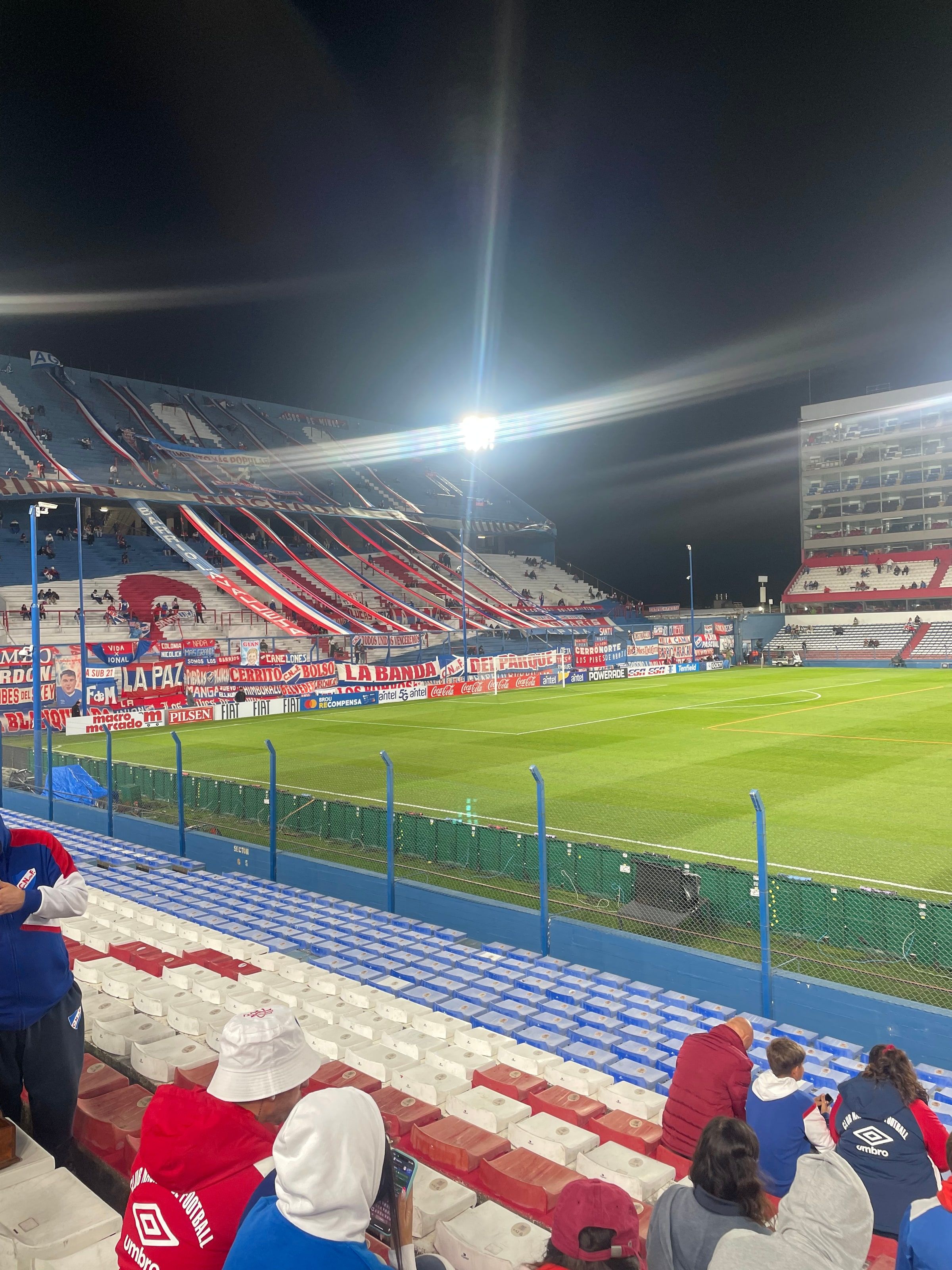La tribuna del Gran Parque Central con la cancha iluminada