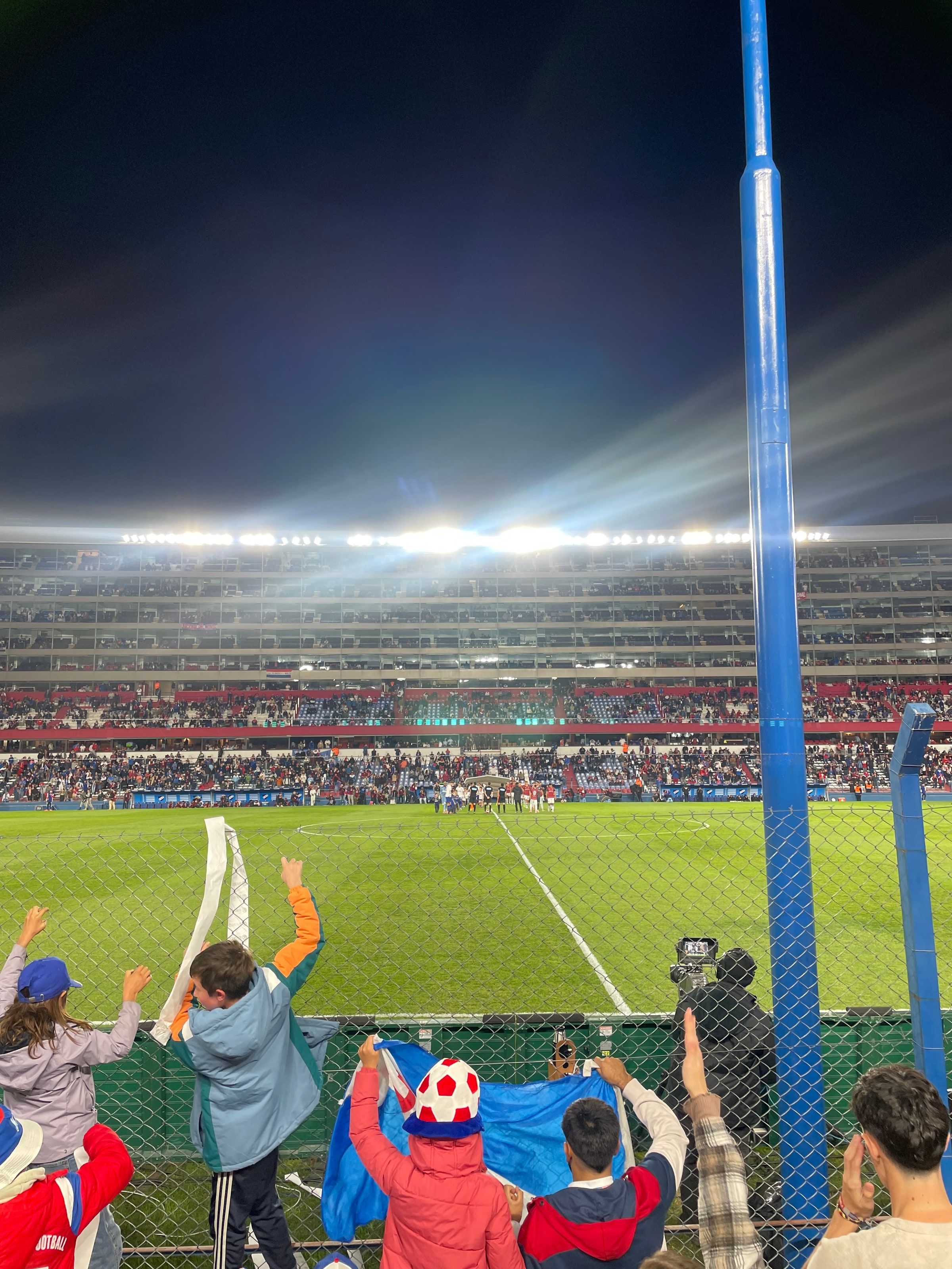 La cancha del Gran Parque Central de noche, con la hinchada de Nacional festejando