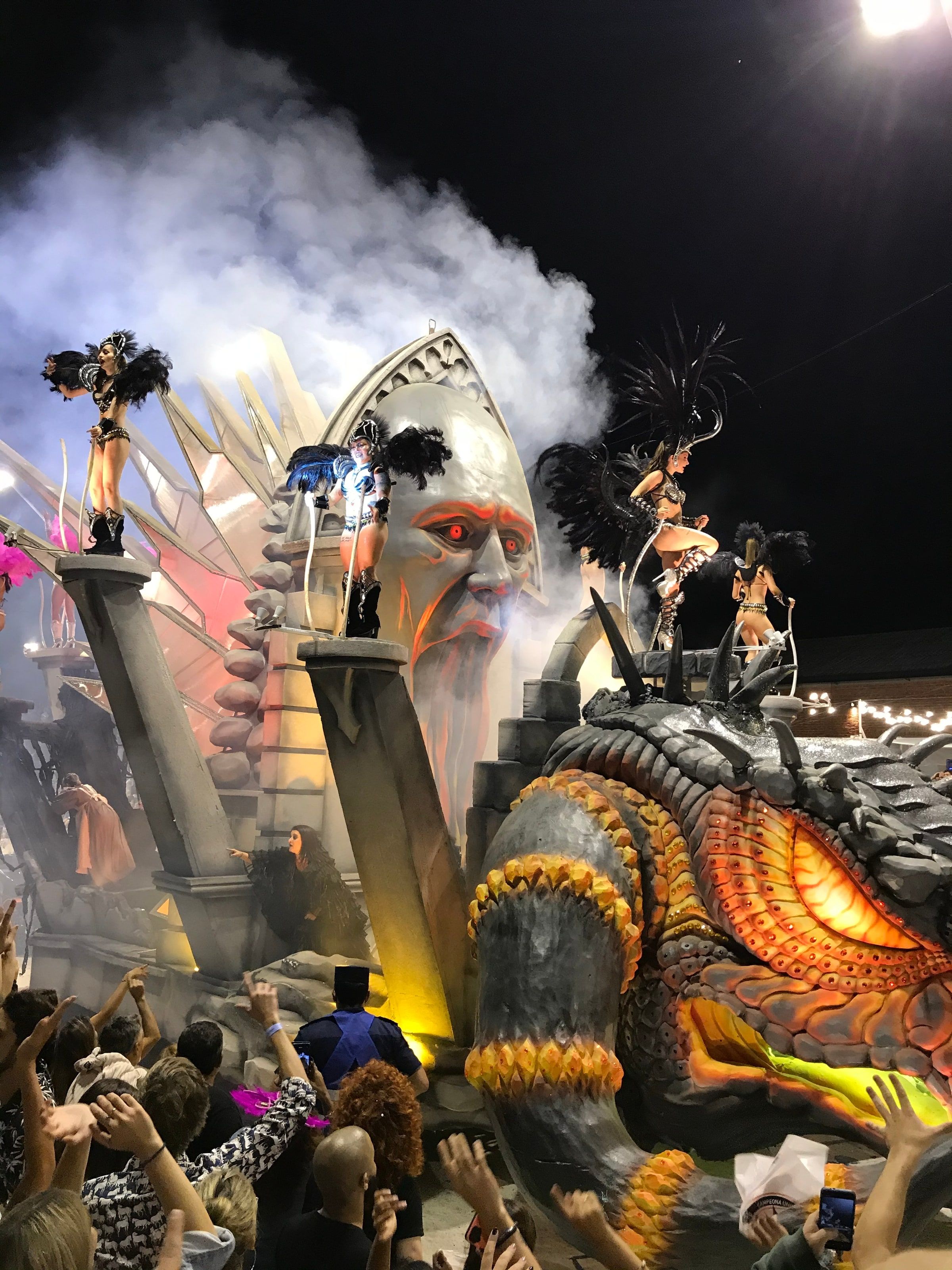 Una carroza gigante con humo en el corsódromo