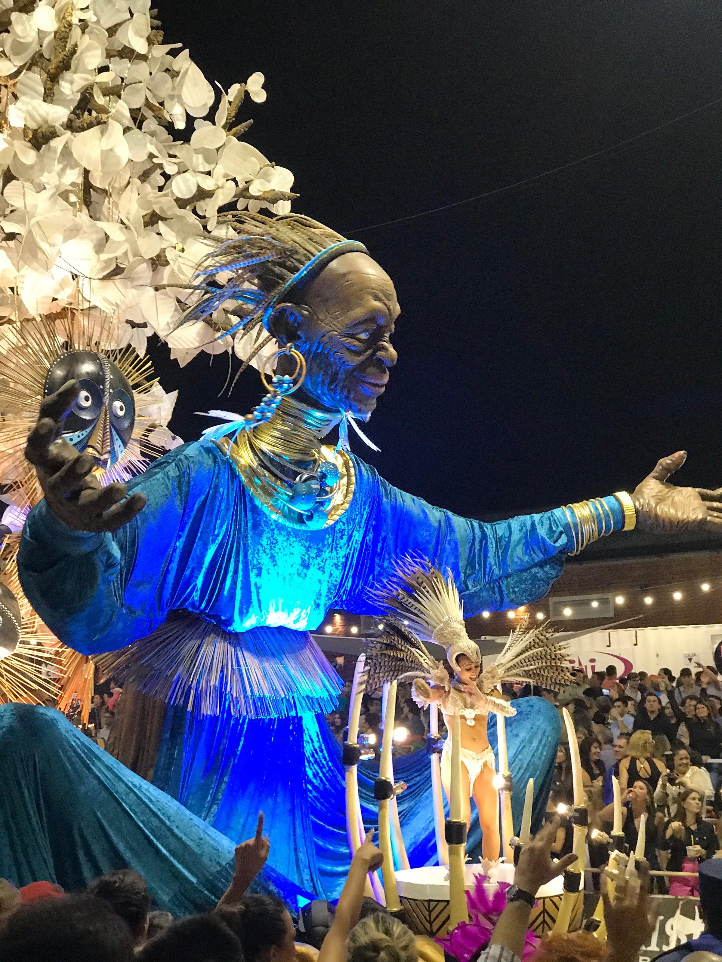 Una bailarina de comparsa en el Carnaval del País