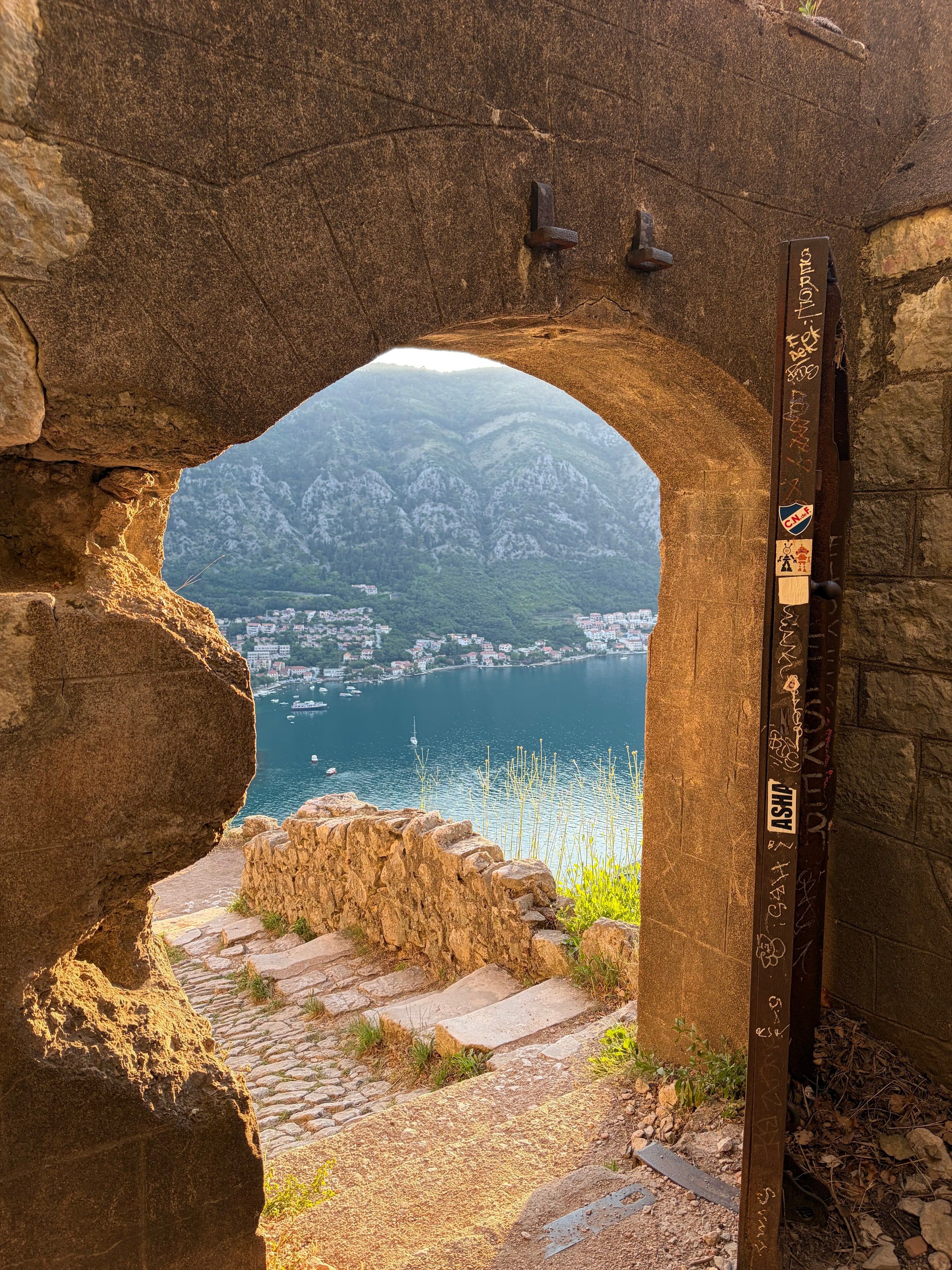 La bahía de Kotor vista a través de un arco de piedra de la fortaleza