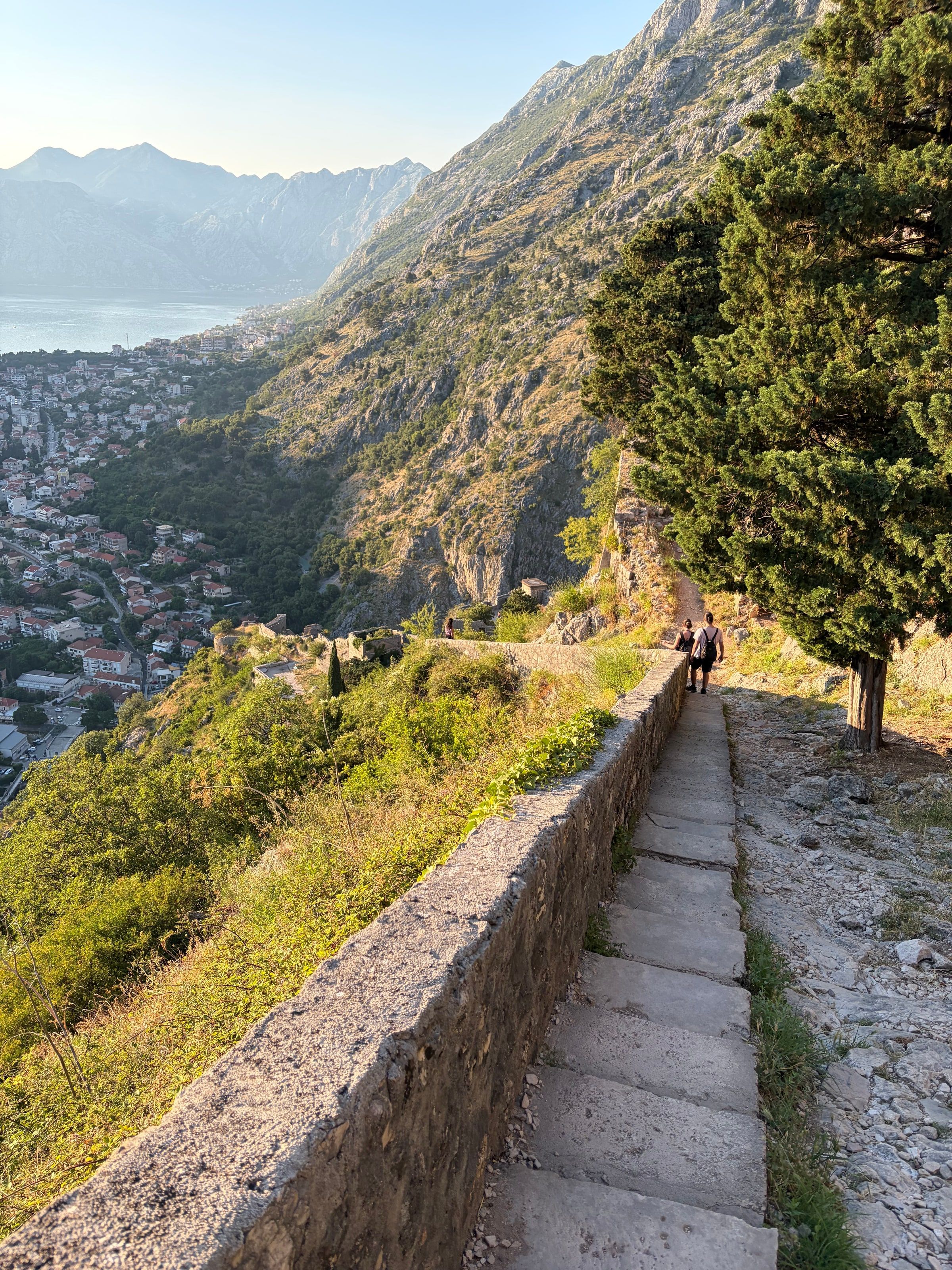 El camino de la subida a la fortaleza de Kotor, con la ciudad abajo