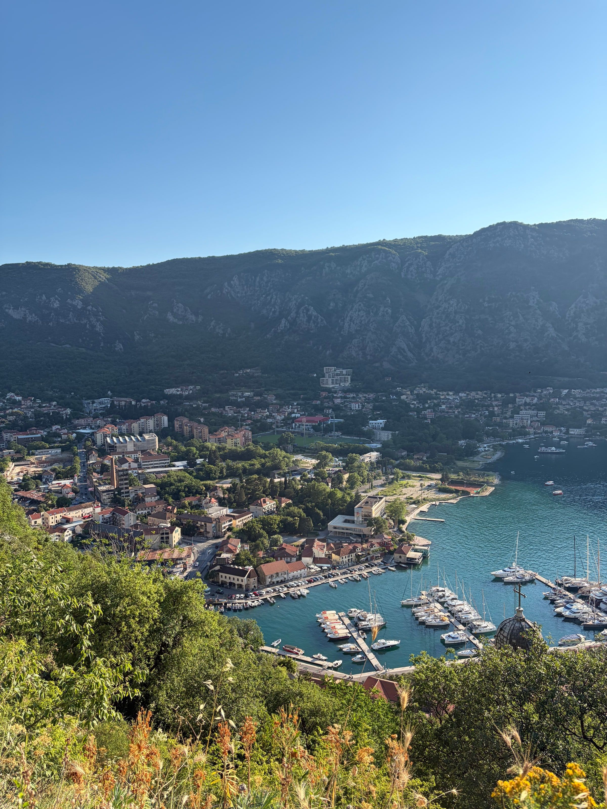 Kotor y la bahía desde la subida a la fortaleza