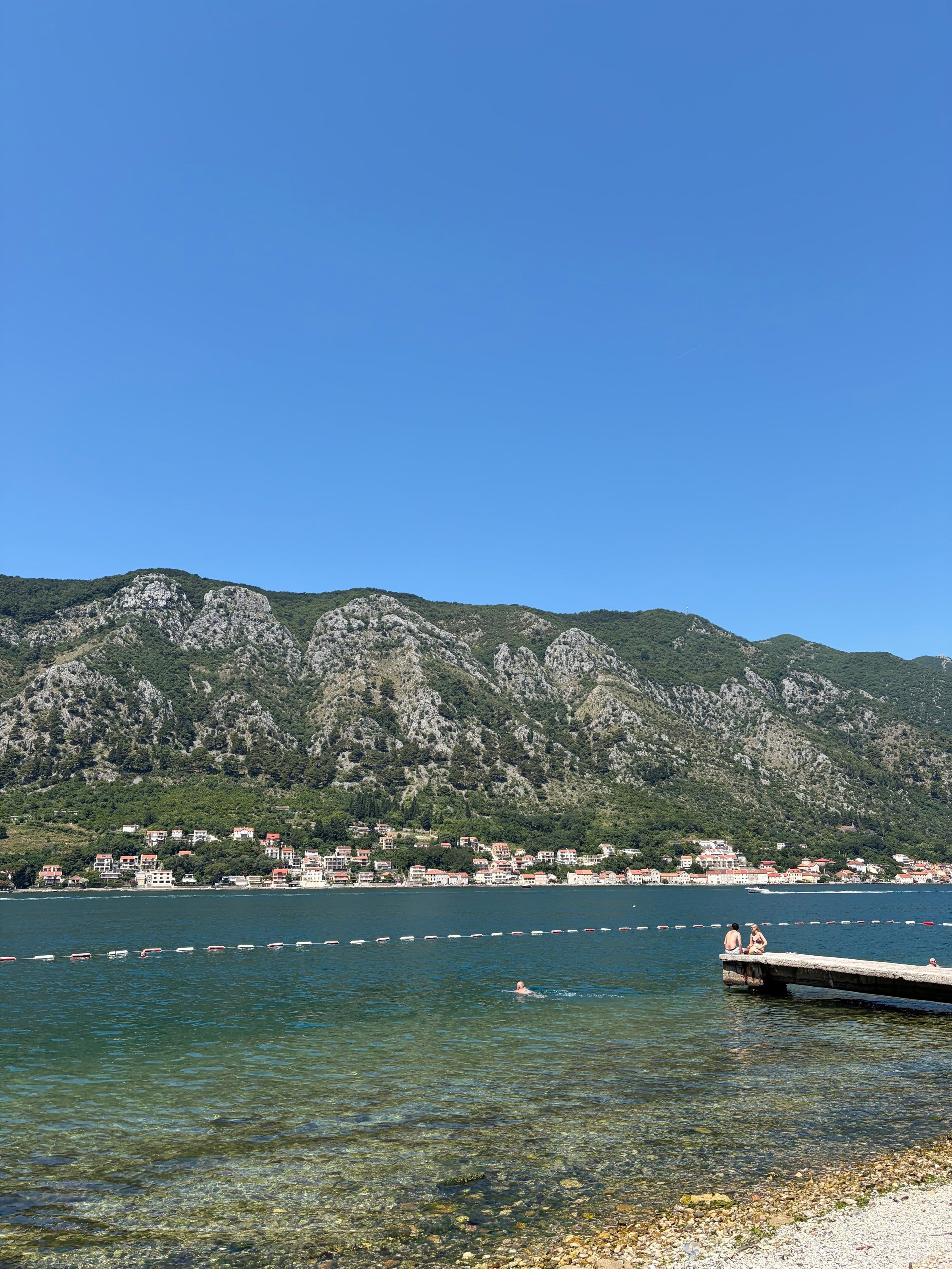 La bahía de Kotor por la mañana