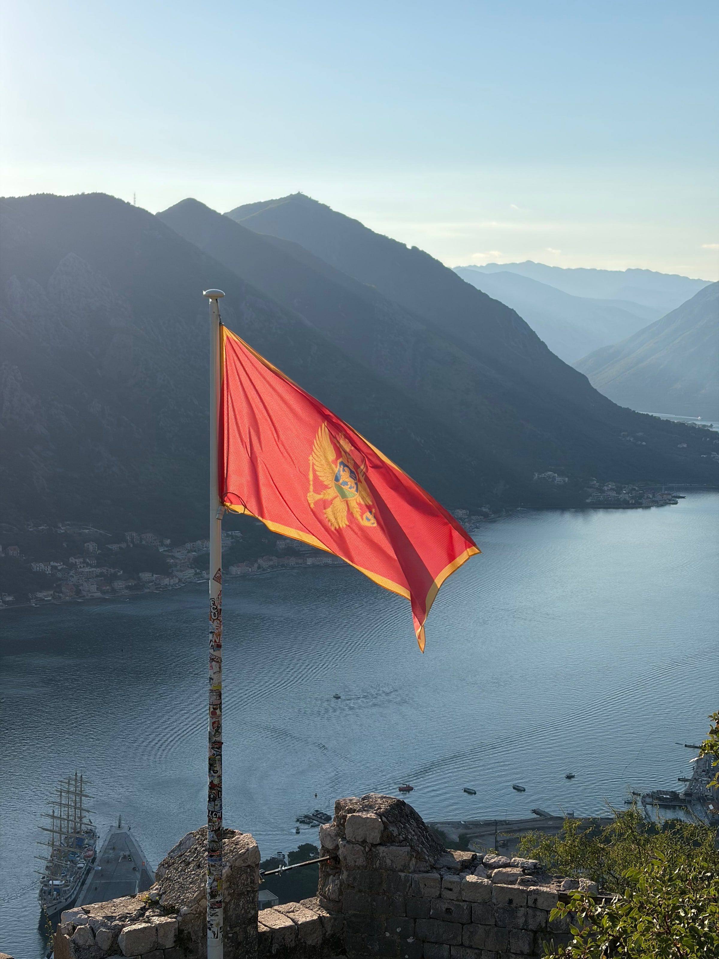 La bandera de Montenegro frente a la bahía de Kotor