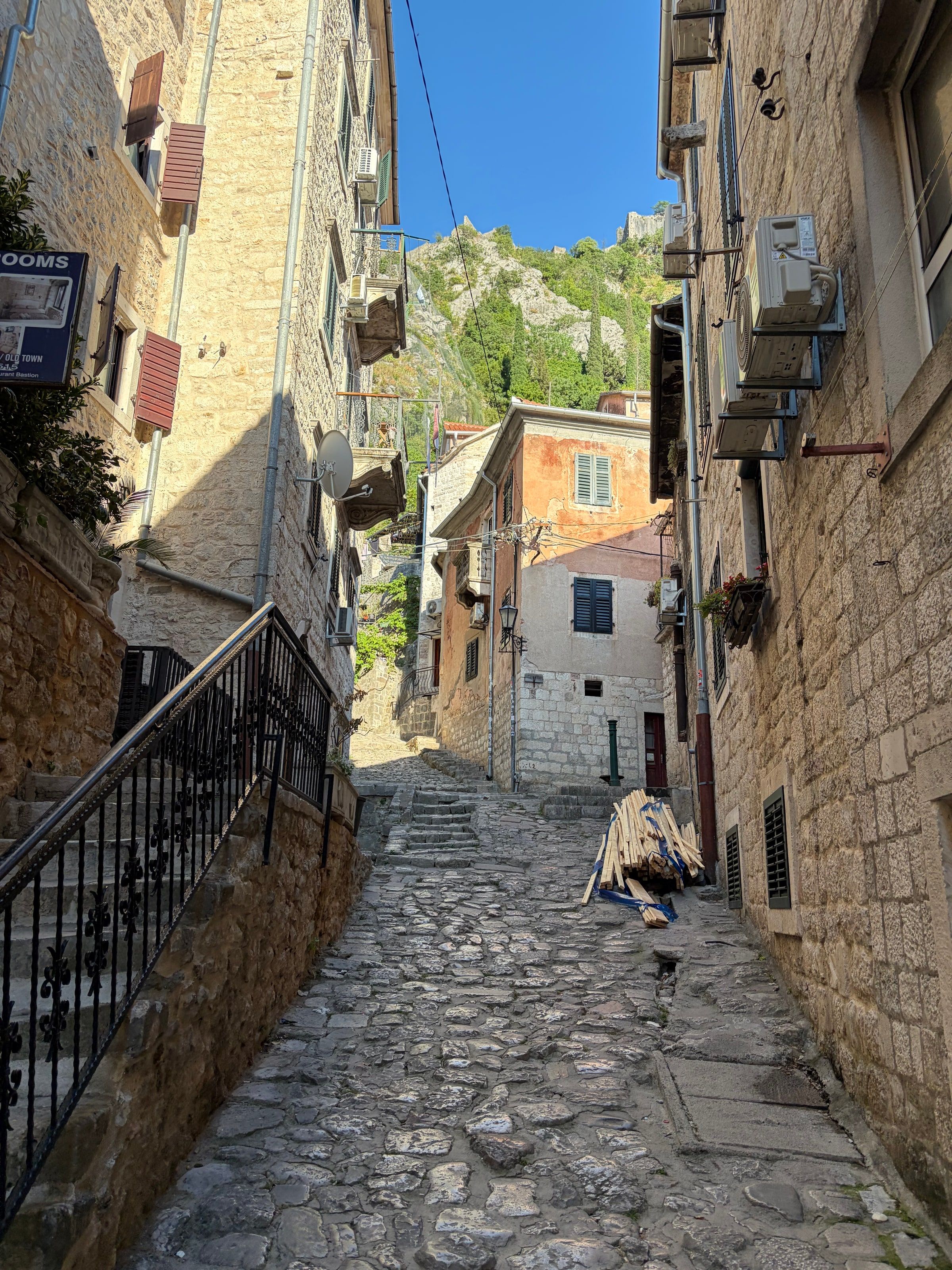 Un callejón empedrado y angosto del casco viejo de Kotor
