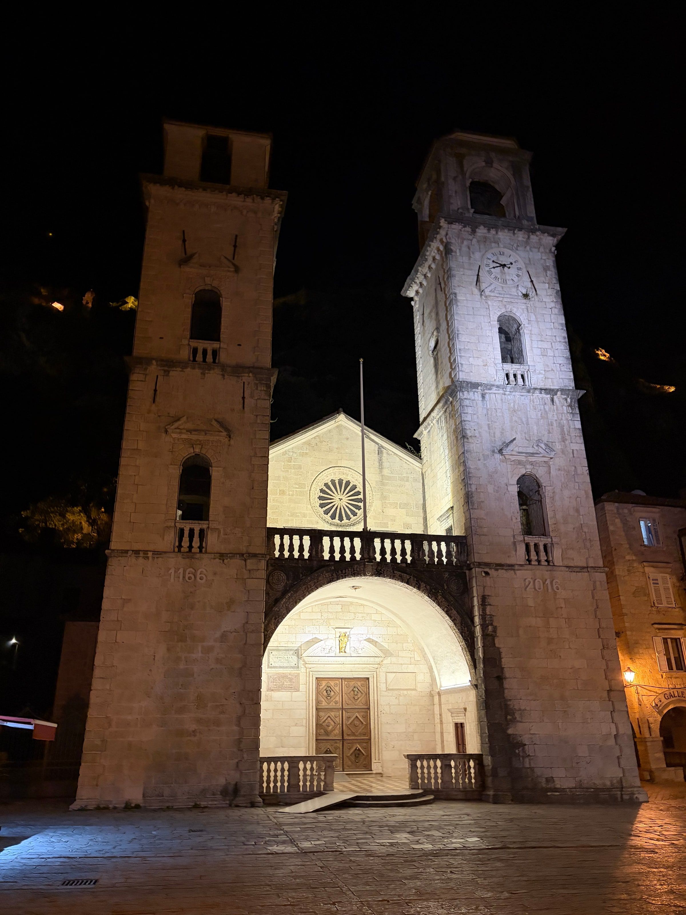 Las torres de la catedral de San Trifón iluminadas de noche