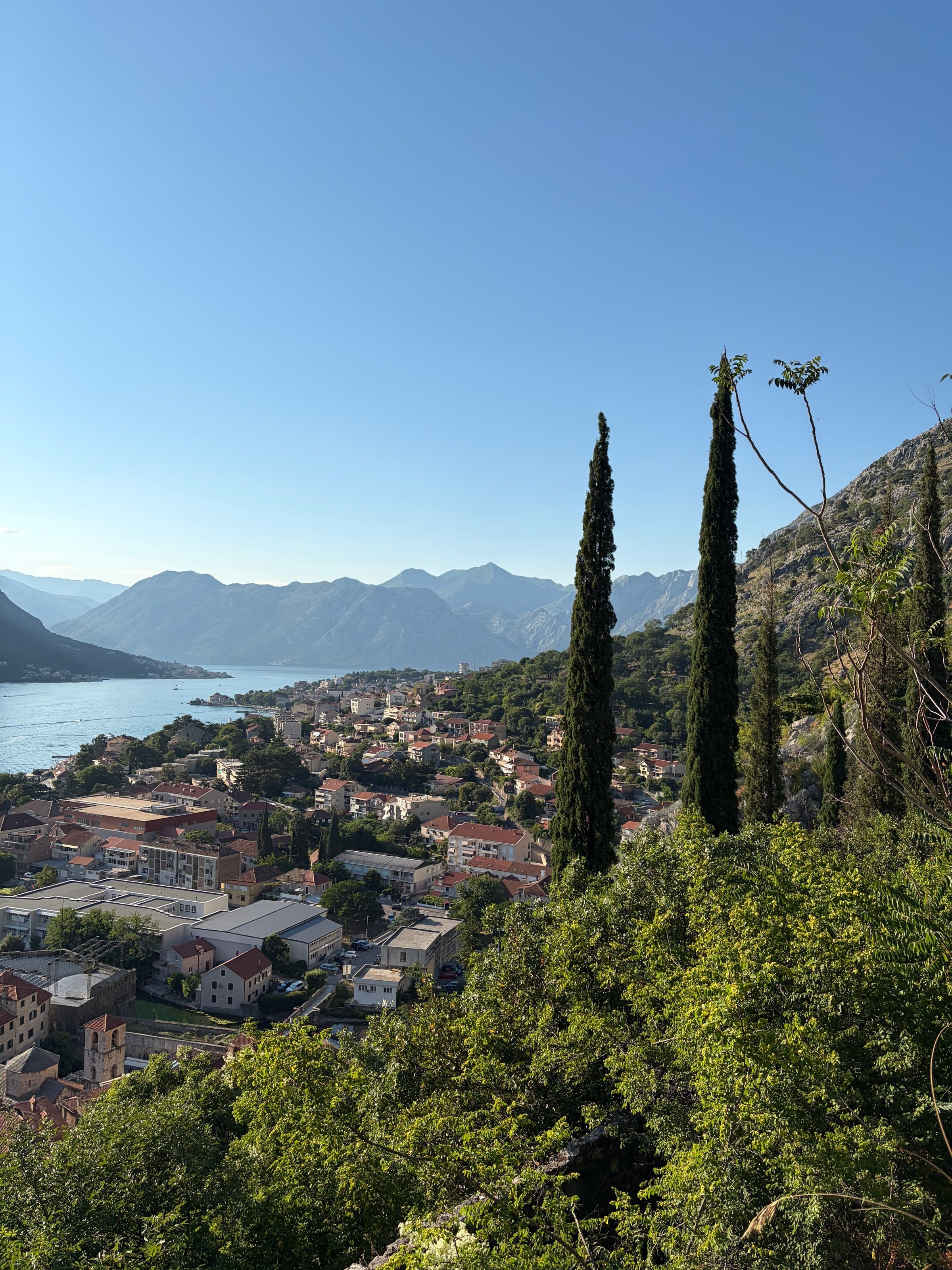 Techos del casco, la bahía y las montañas desde la subida