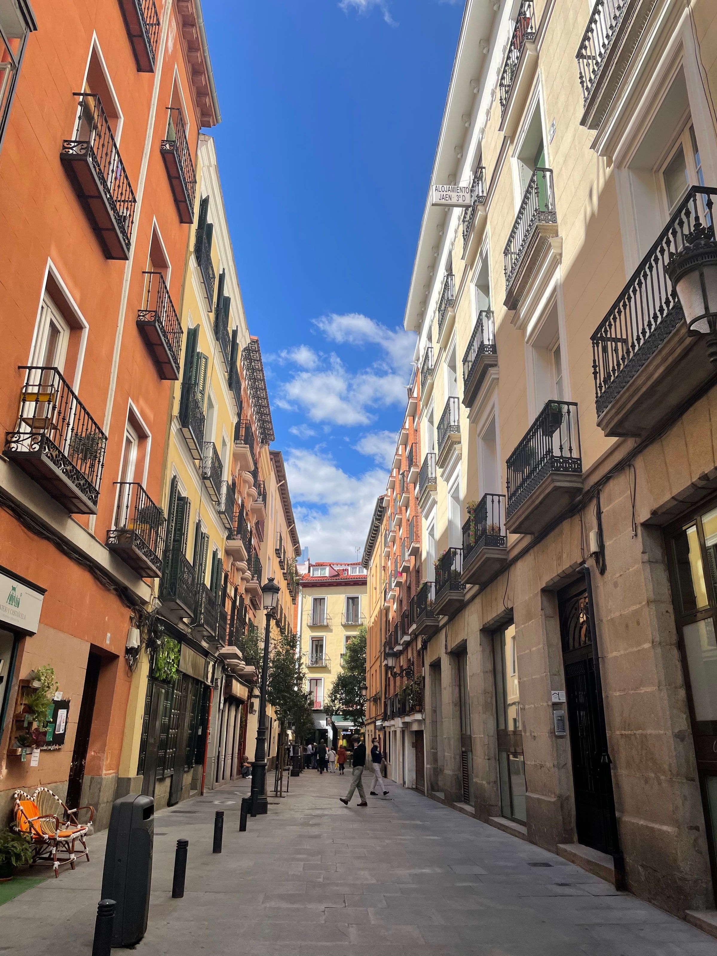 Una calle del centro de Madrid con balcones de hierro