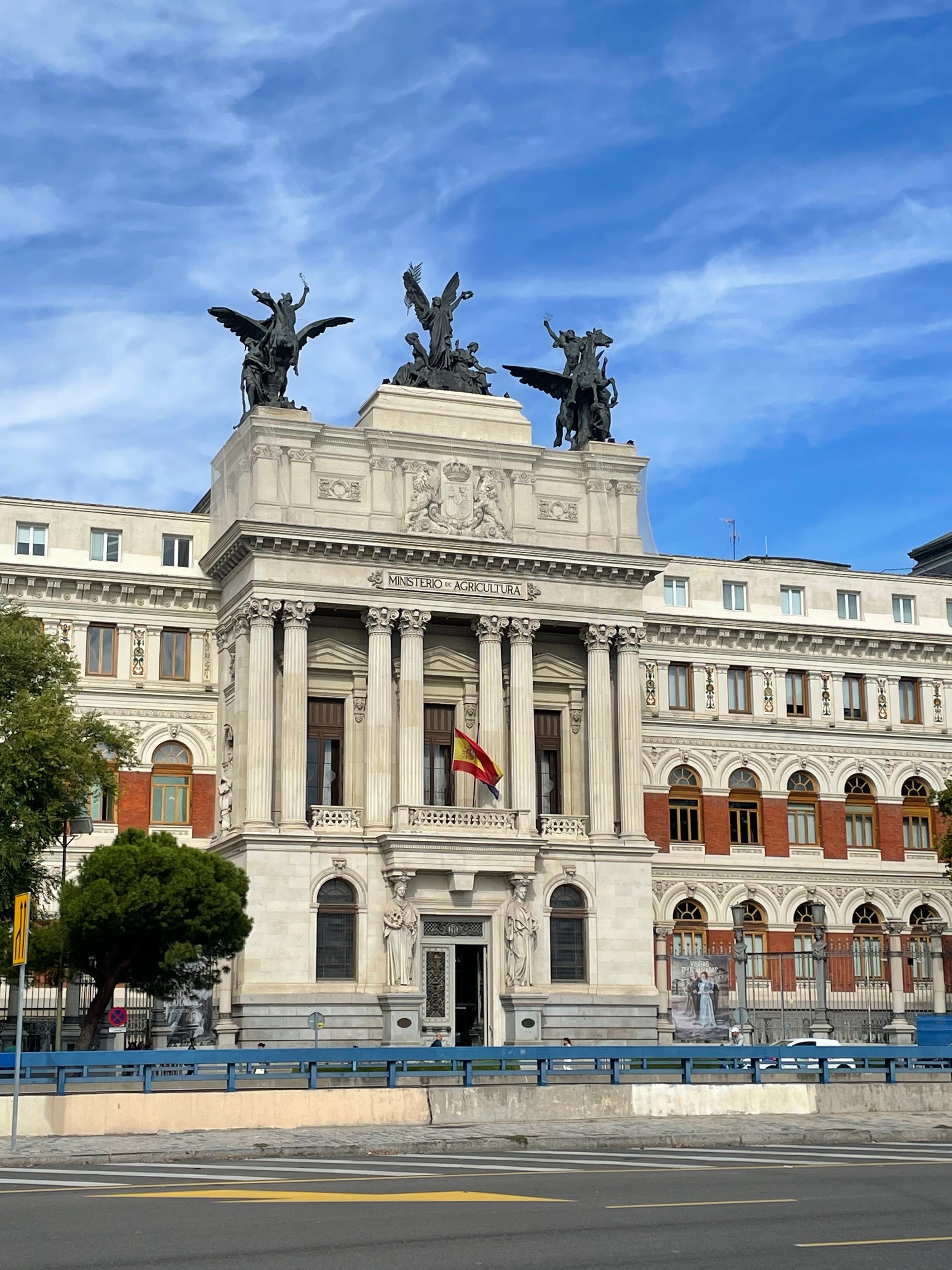 El edificio del Ministerio de Agricultura, frente a la estación de Atocha