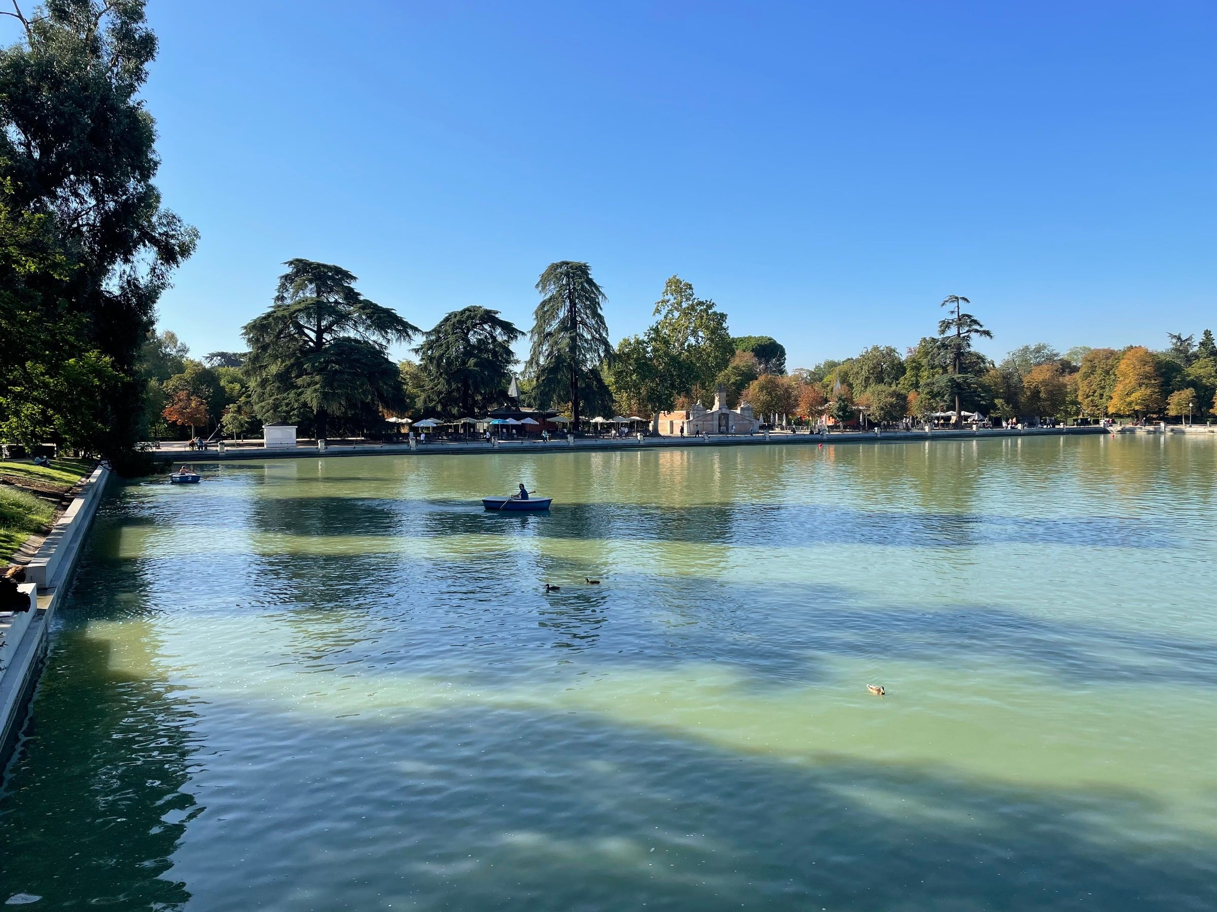 El estanque grande del Retiro con un bote