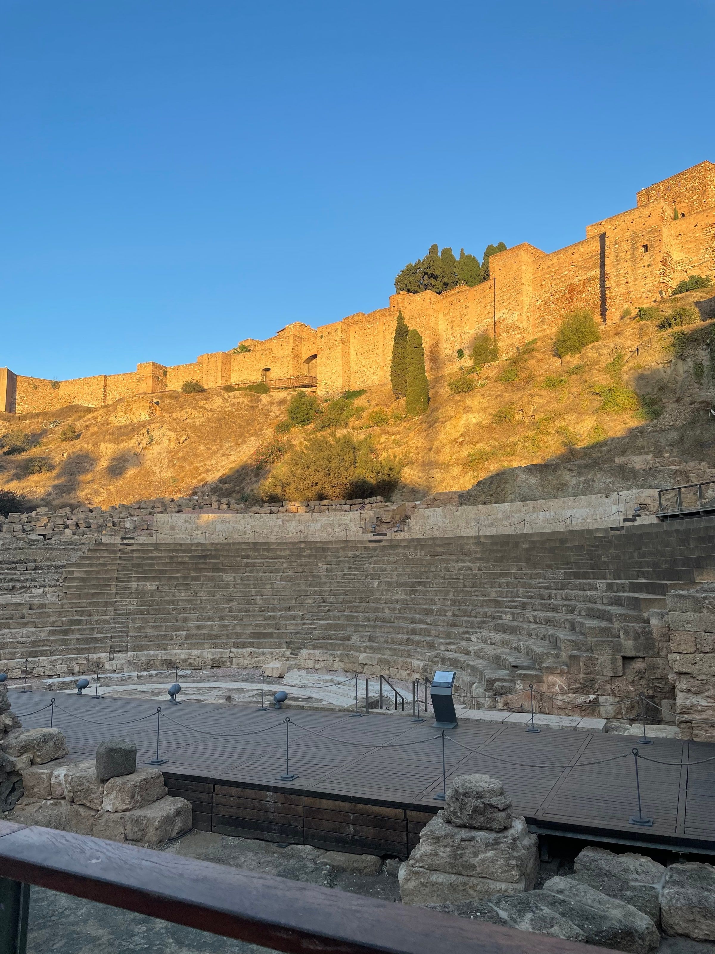 La Alcazaba al atardecer sobre el Teatro Romano