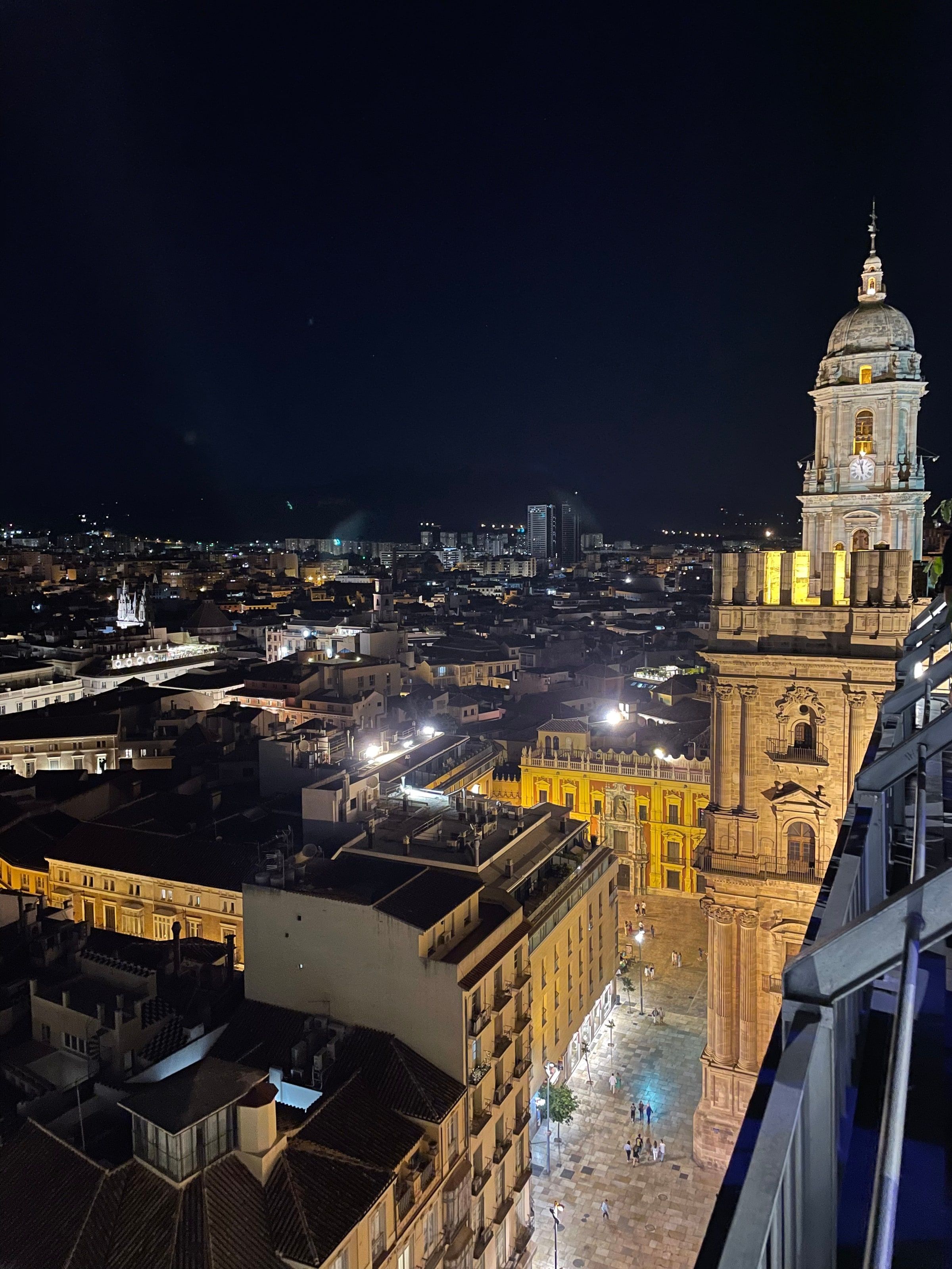 Málaga de noche con la torre de la Catedral