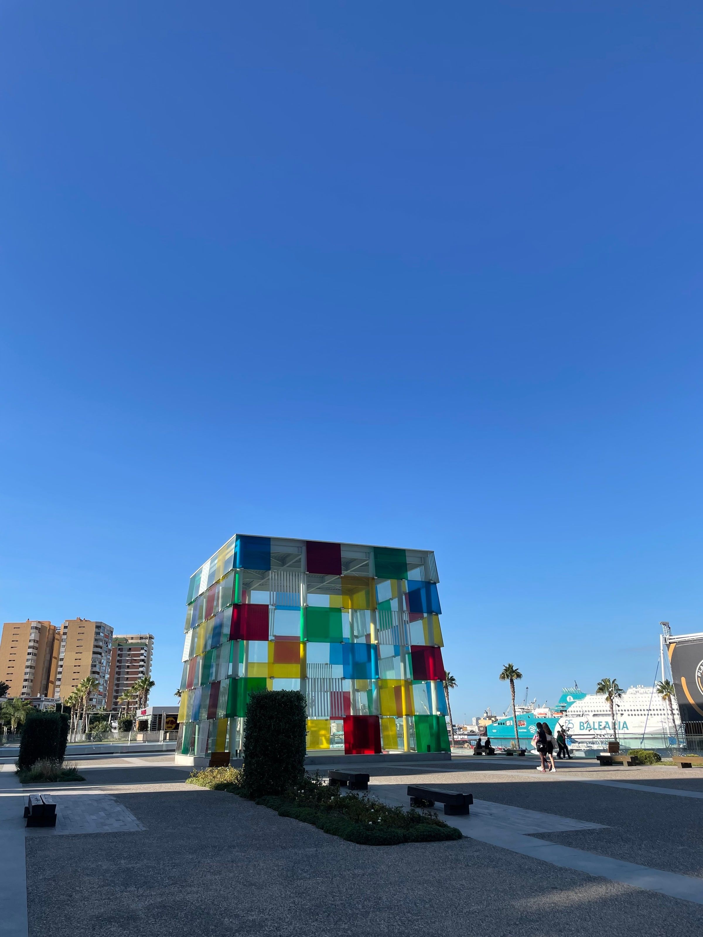El cubo de colores del Centre Pompidou en el puerto
