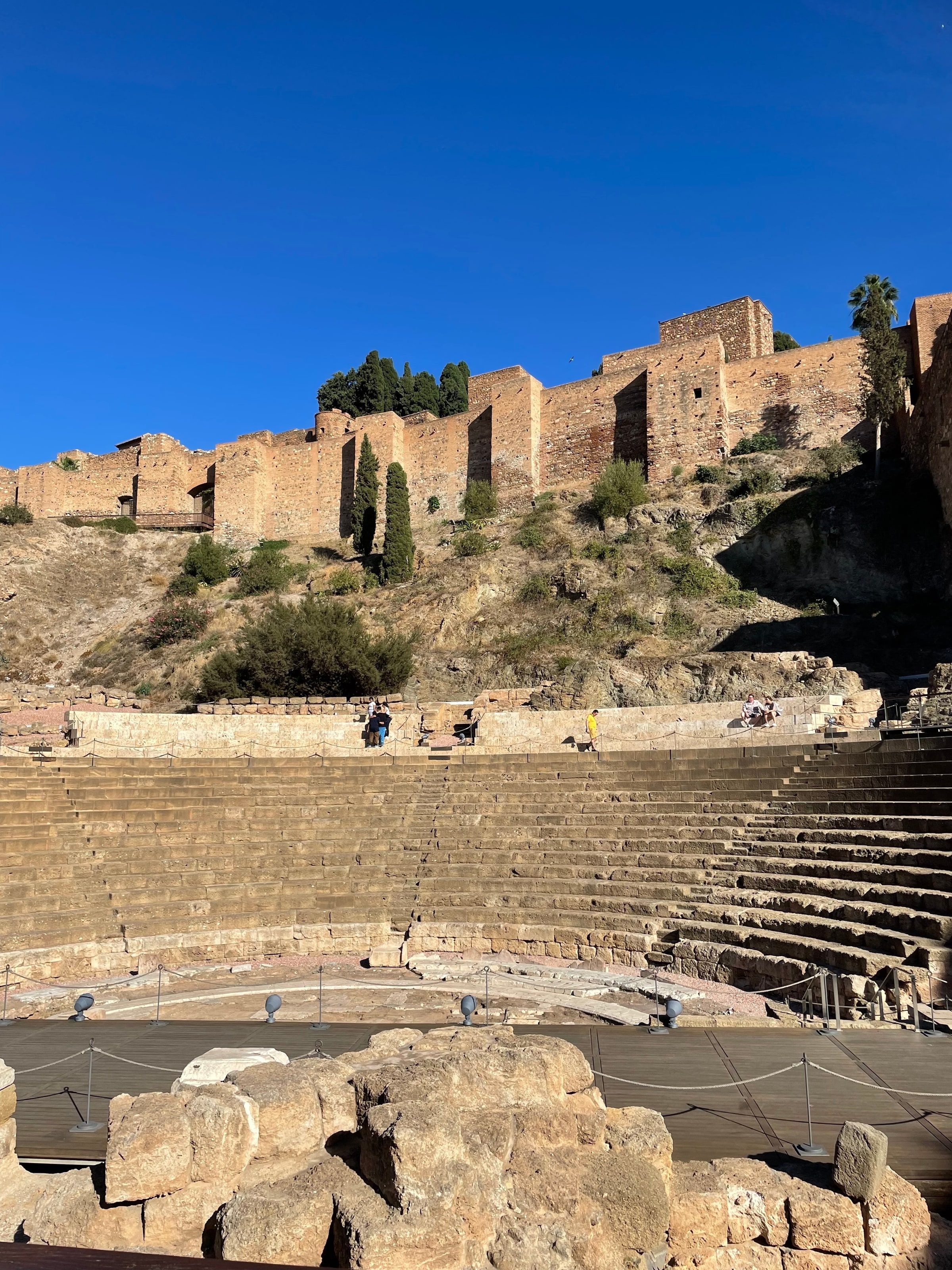 El Teatro Romano con la Alcazaba arriba