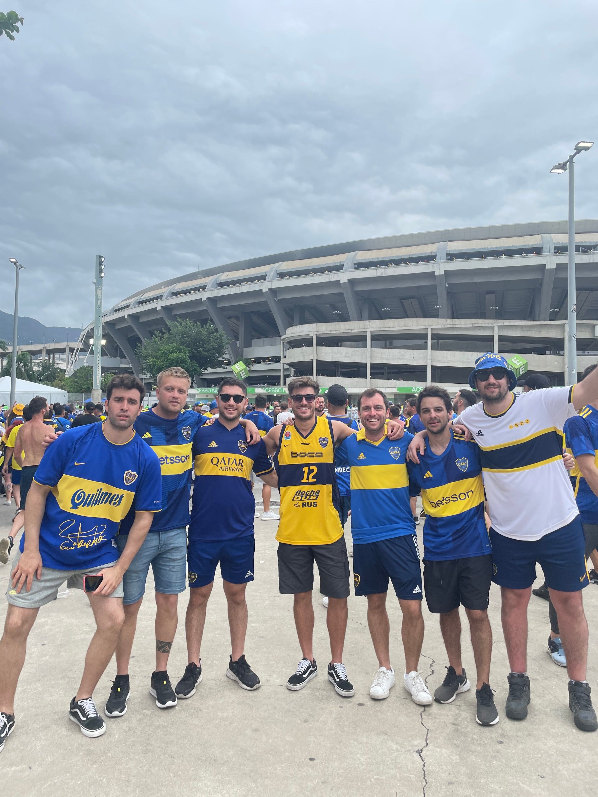 Tomi y sus amigos con camisetas de Boca afuera del Maracanã antes de la final