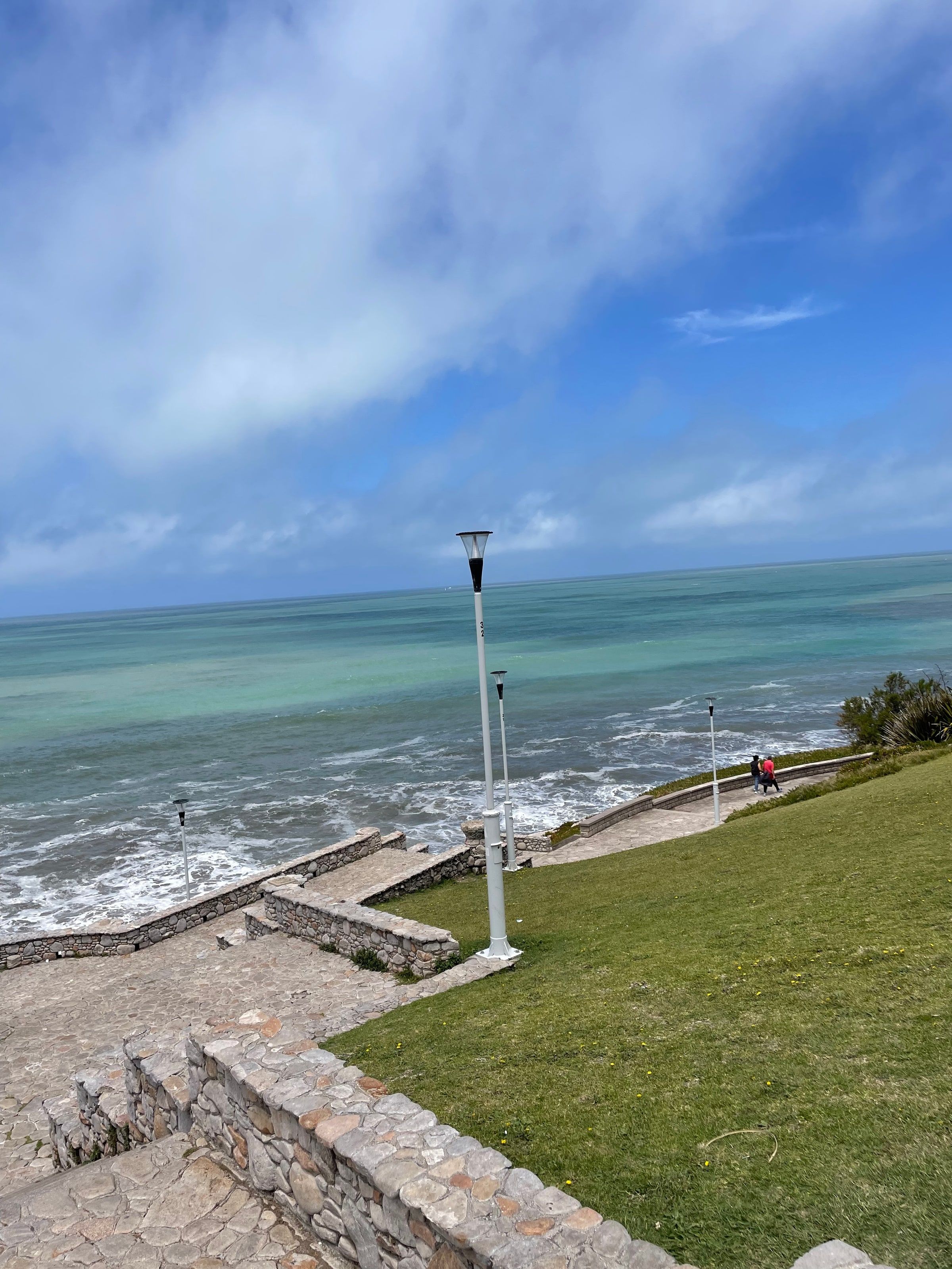 La costa con el mar verde
