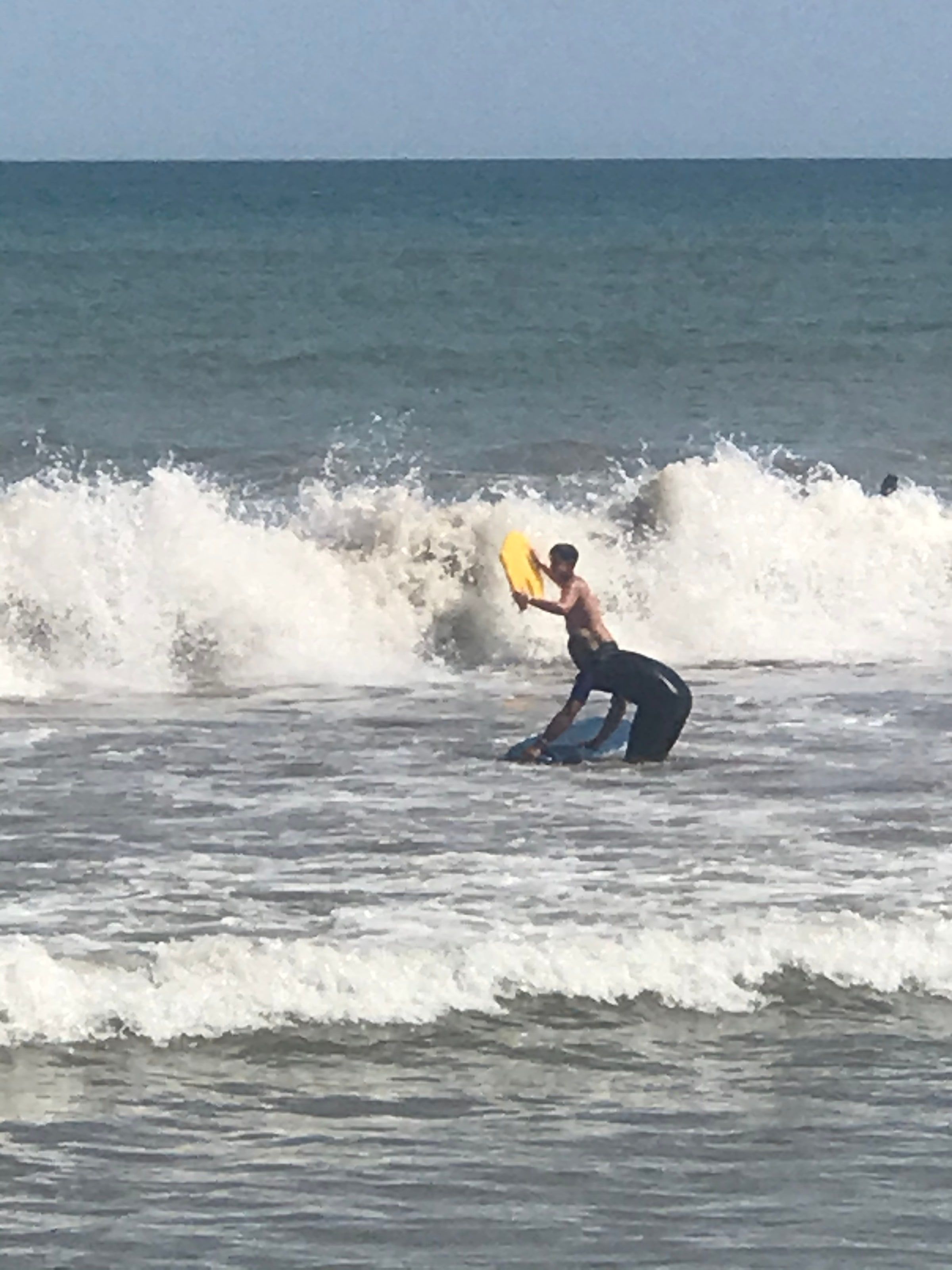 Un surfista entre las olas en Miramar
