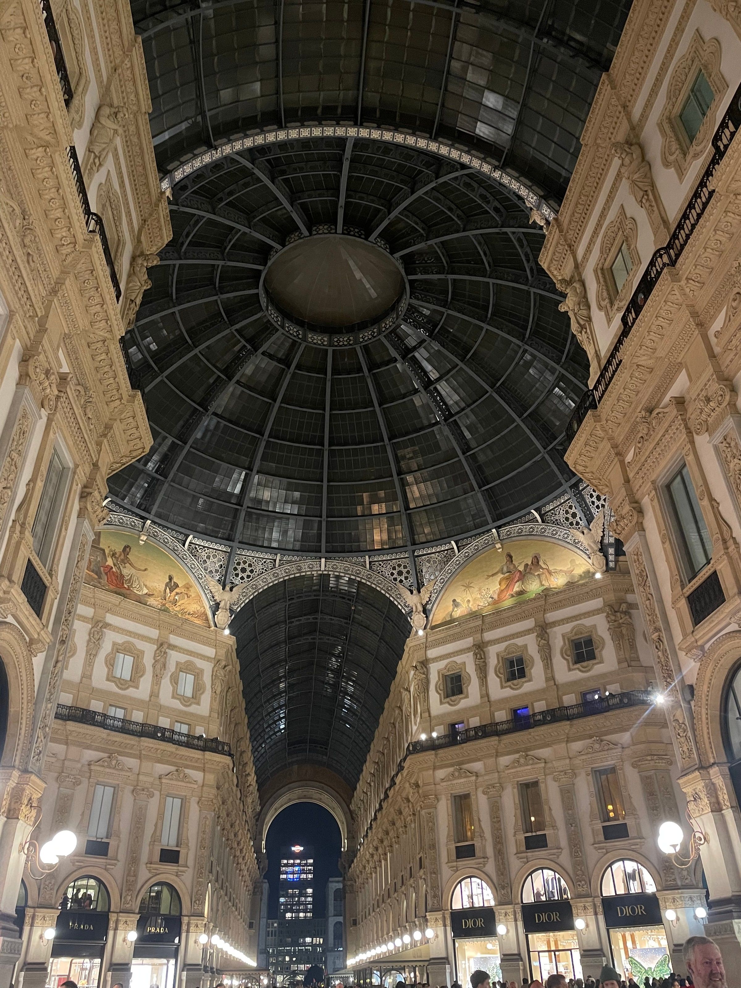 La Galleria de noche, con la cúpula iluminada