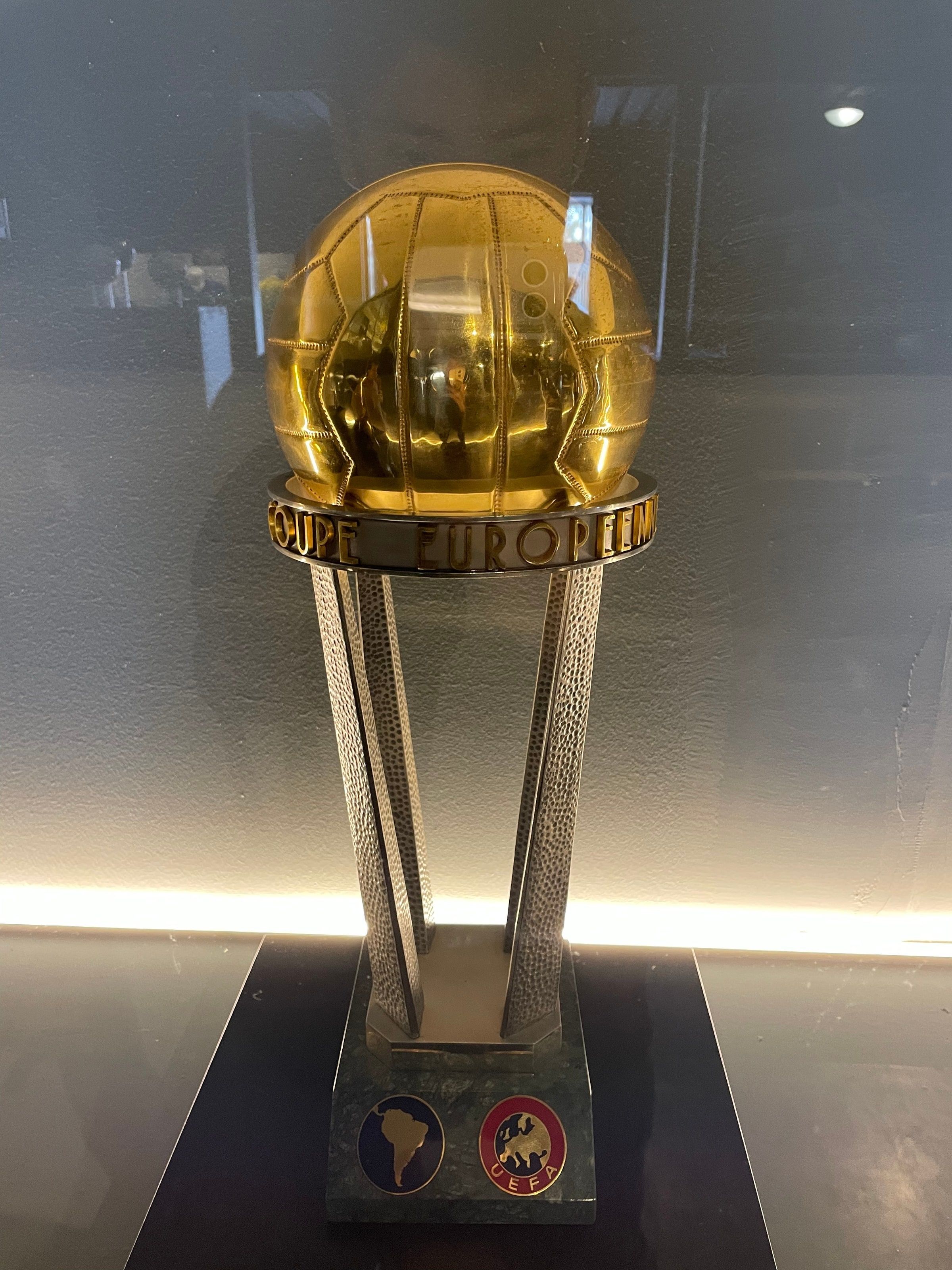 Una copa en la vitrina del museo de San Siro