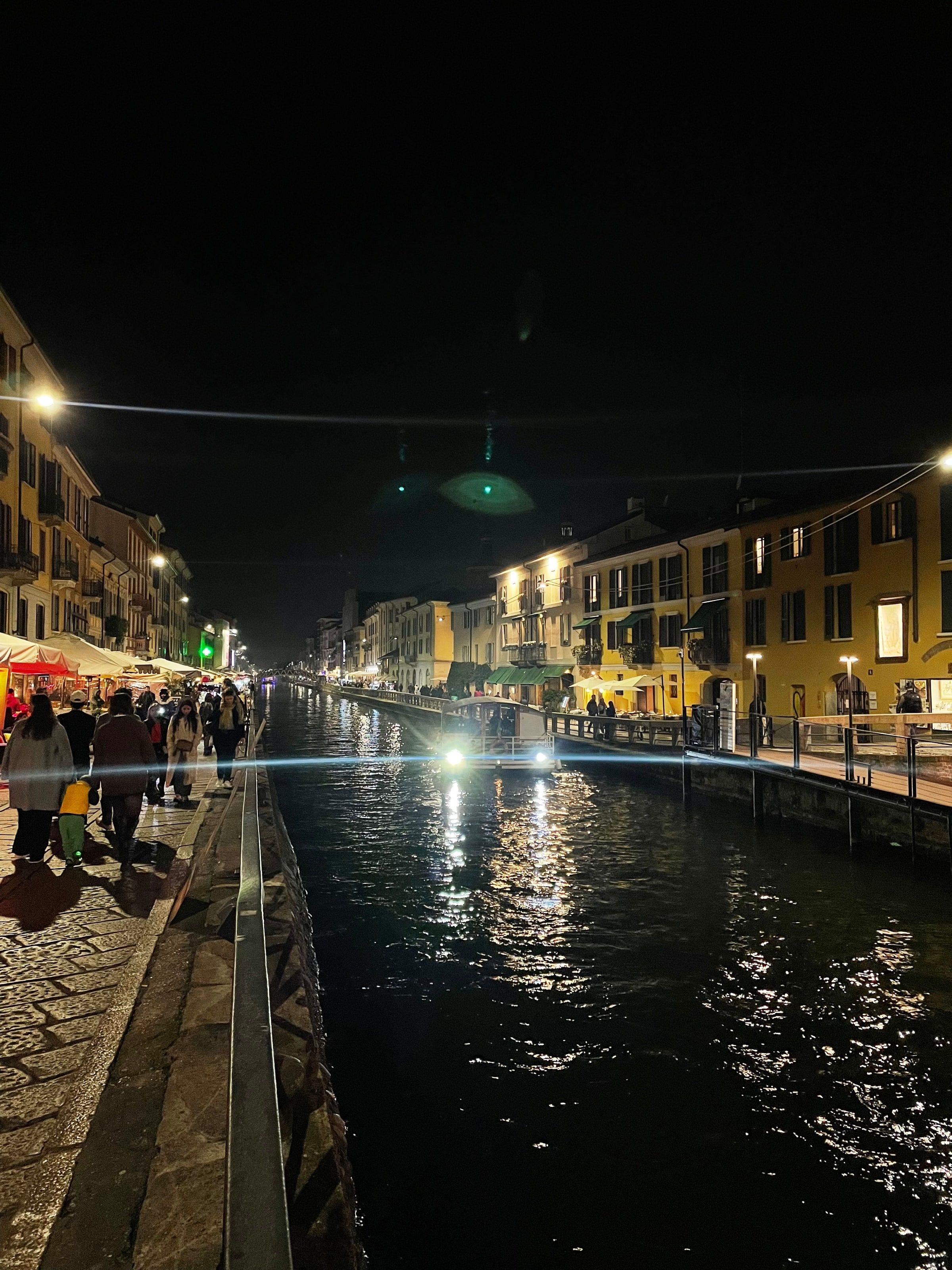Los Navigli de noche, el canal con luces