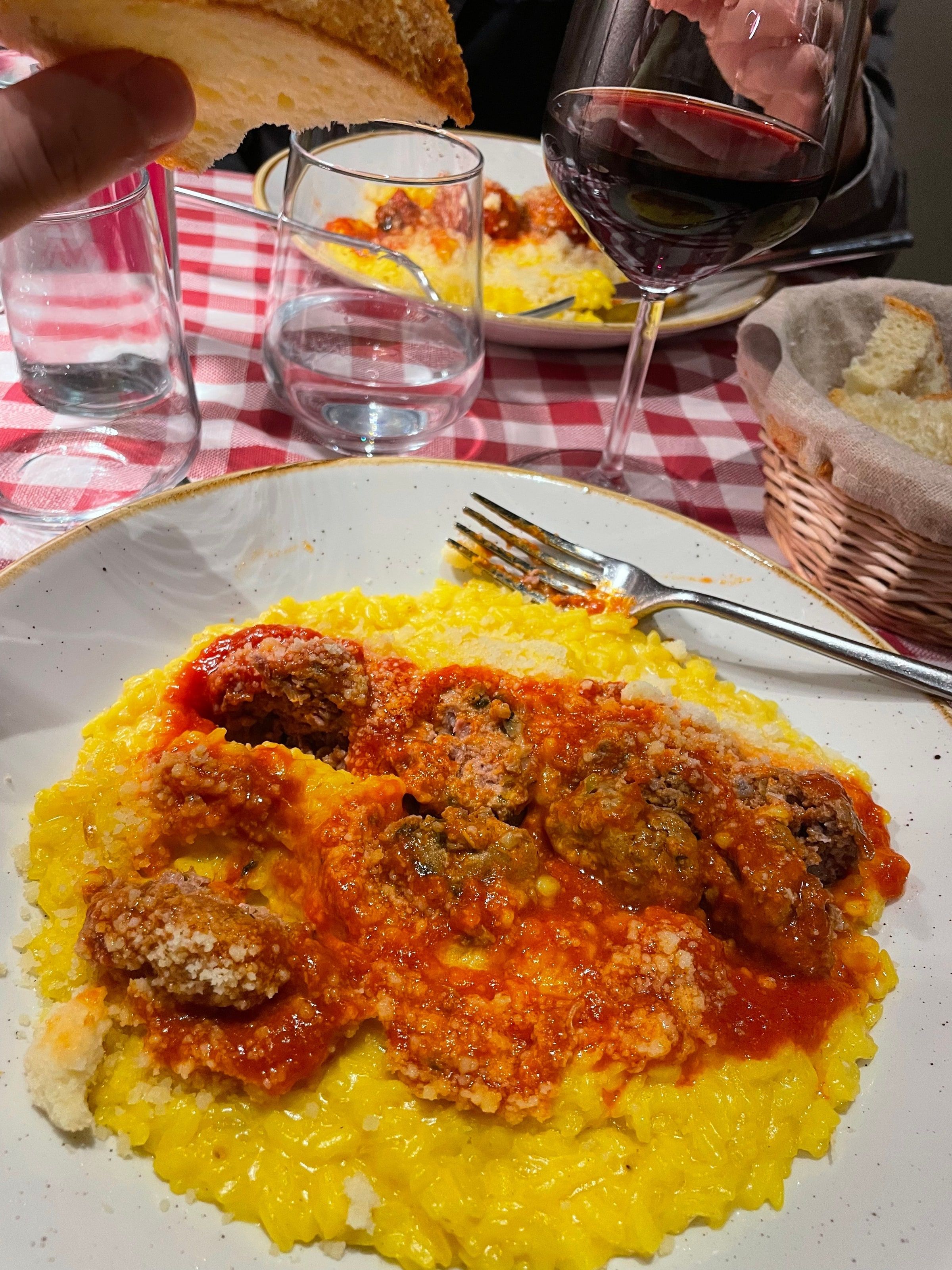 Pasta con albóndigas sobre un mantel a cuadros