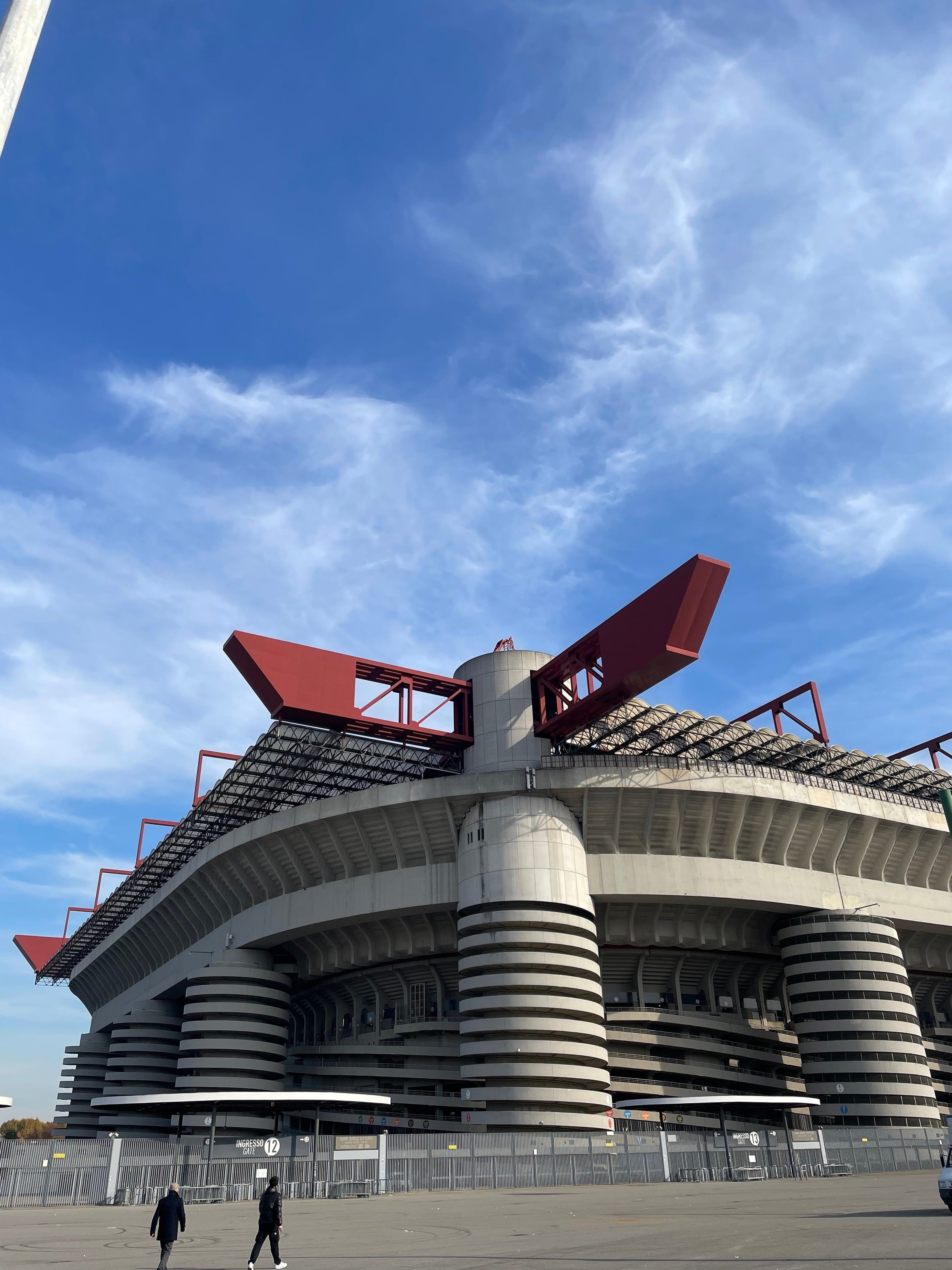 San Siro desde afuera, con la torre y el cartel