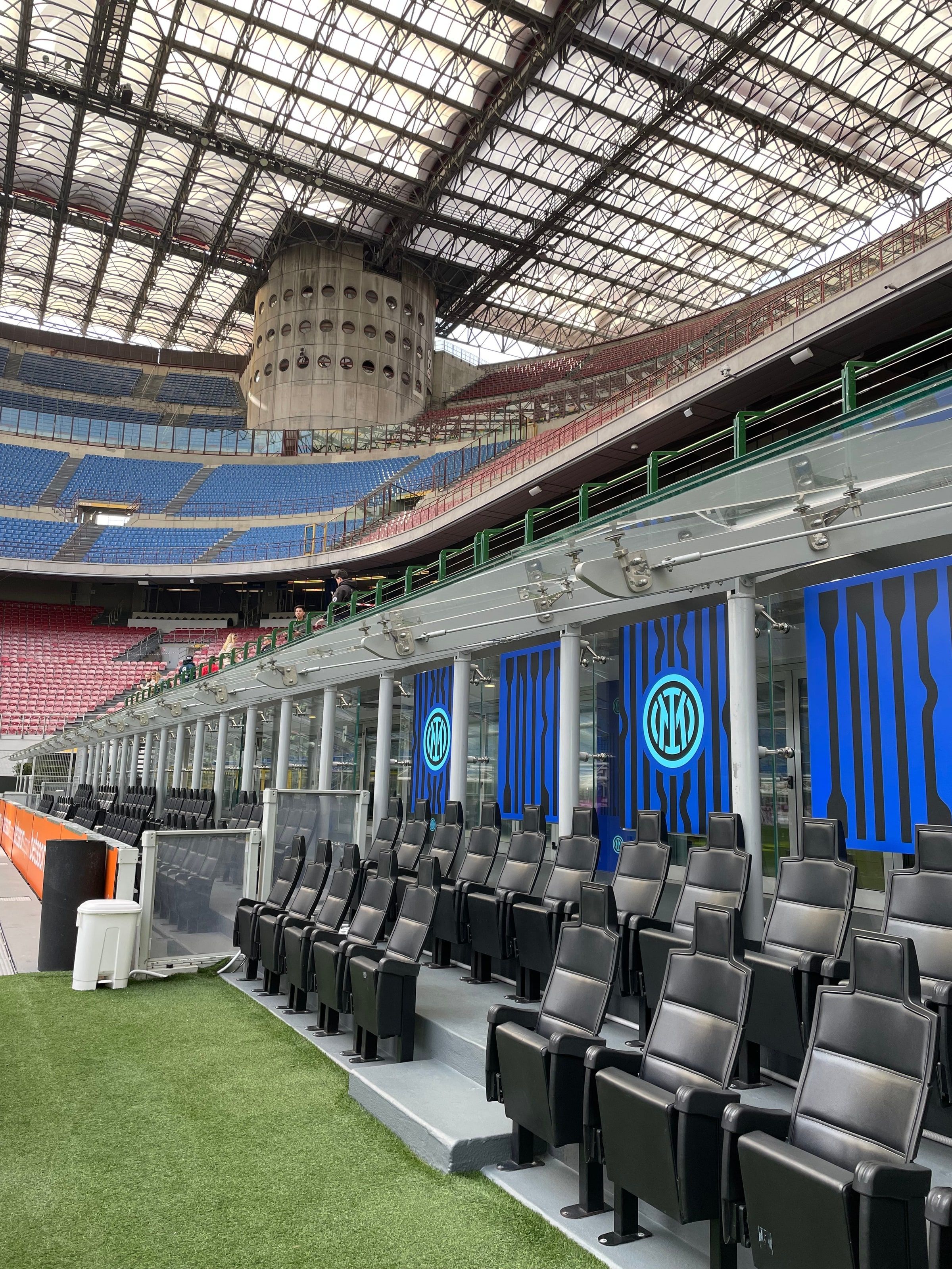 El banquillo del Inter y la tribuna de San Siro