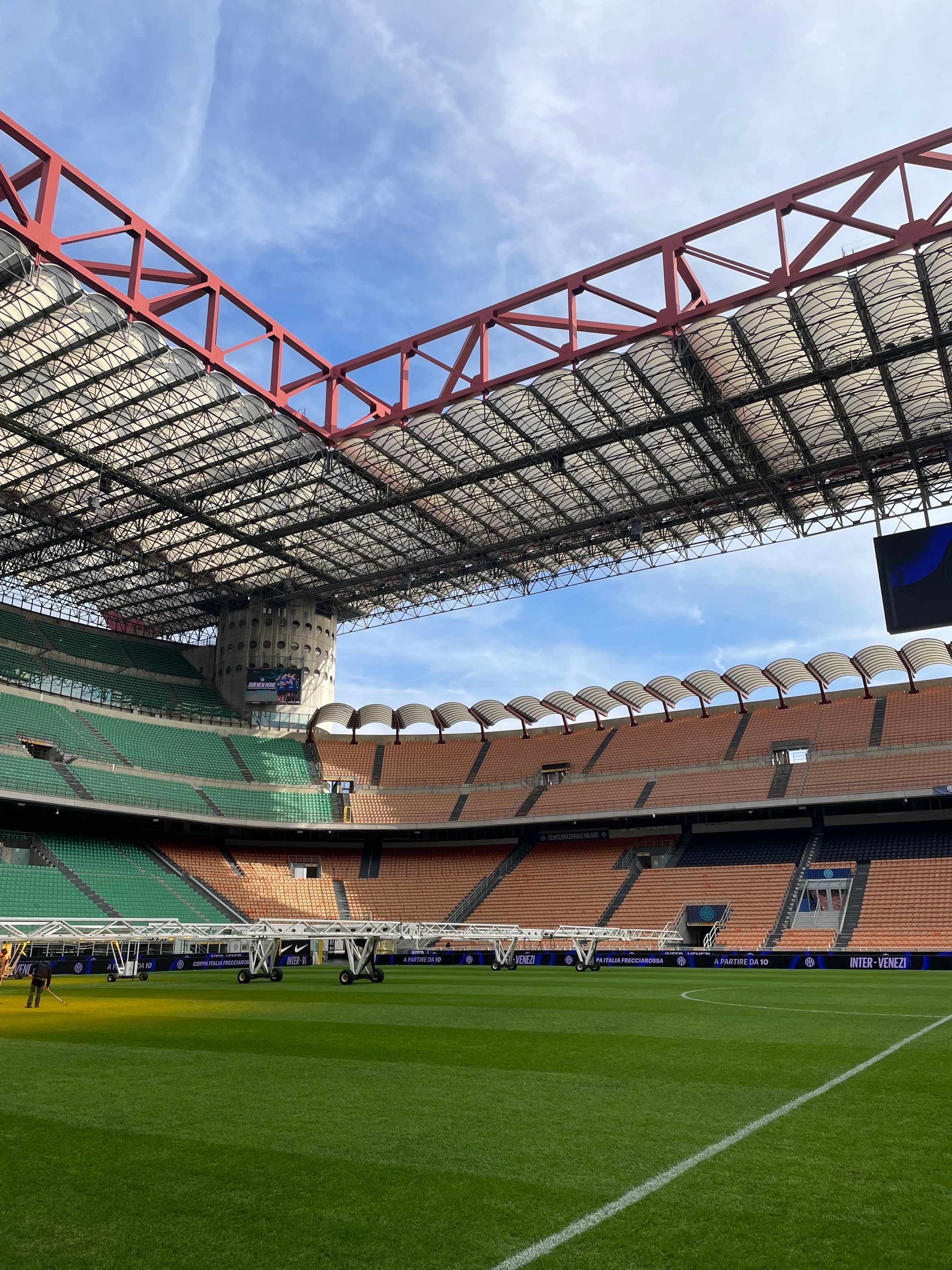 San Siro vacío visto desde el borde del campo