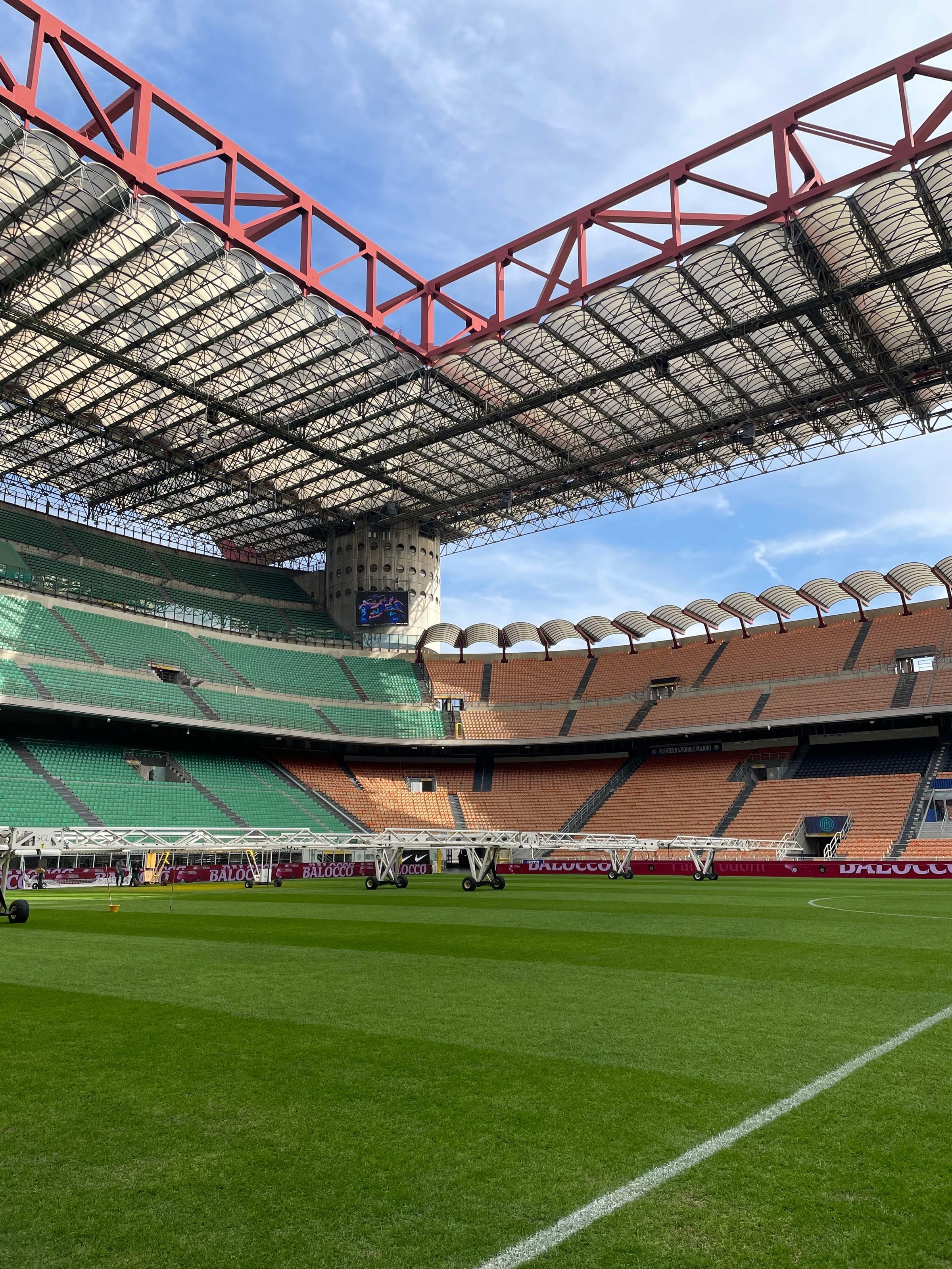 Las tribunas y el techo de San Siro, vacío