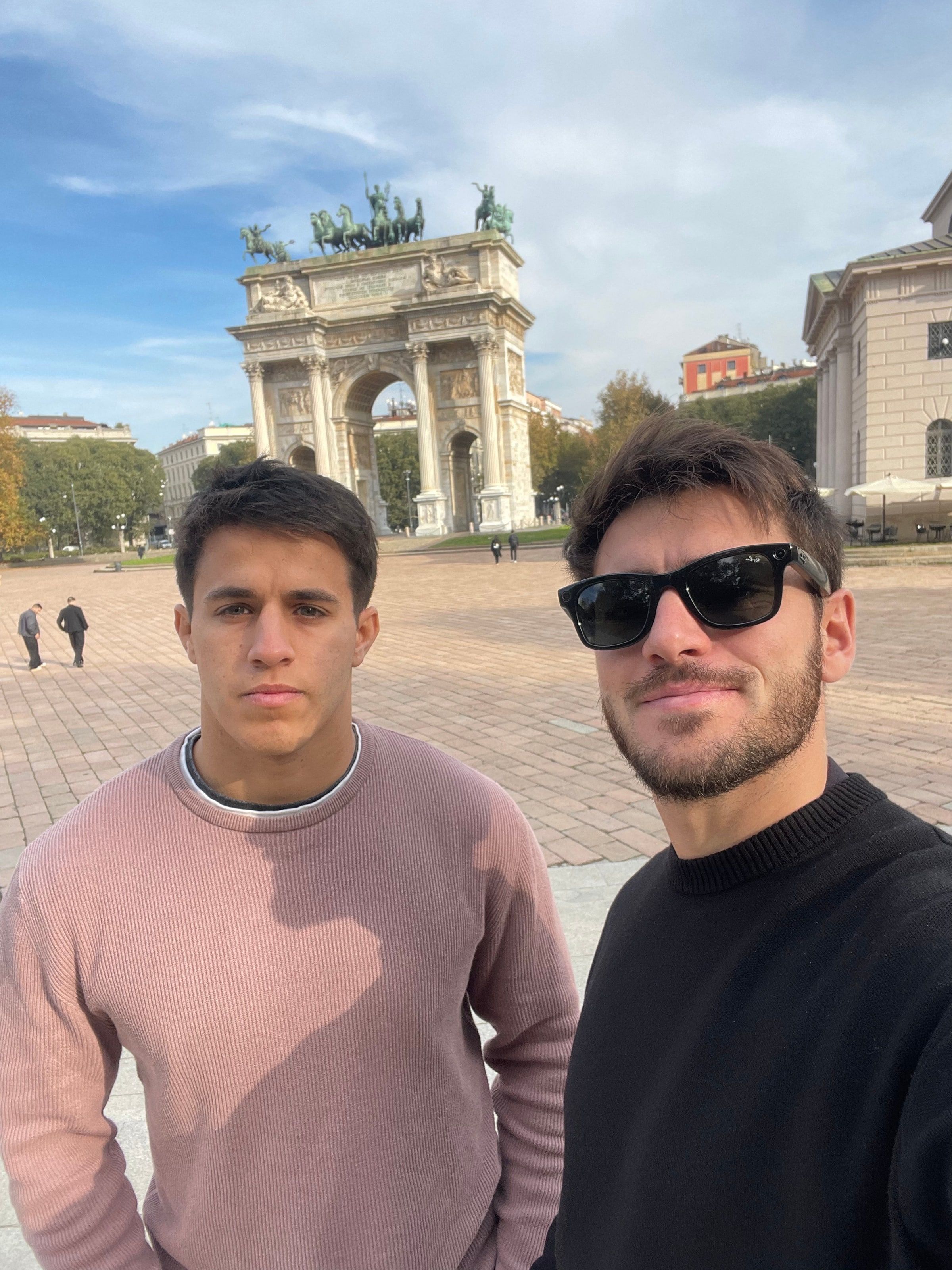 Tomi y su amigo frente al Arco della Pace