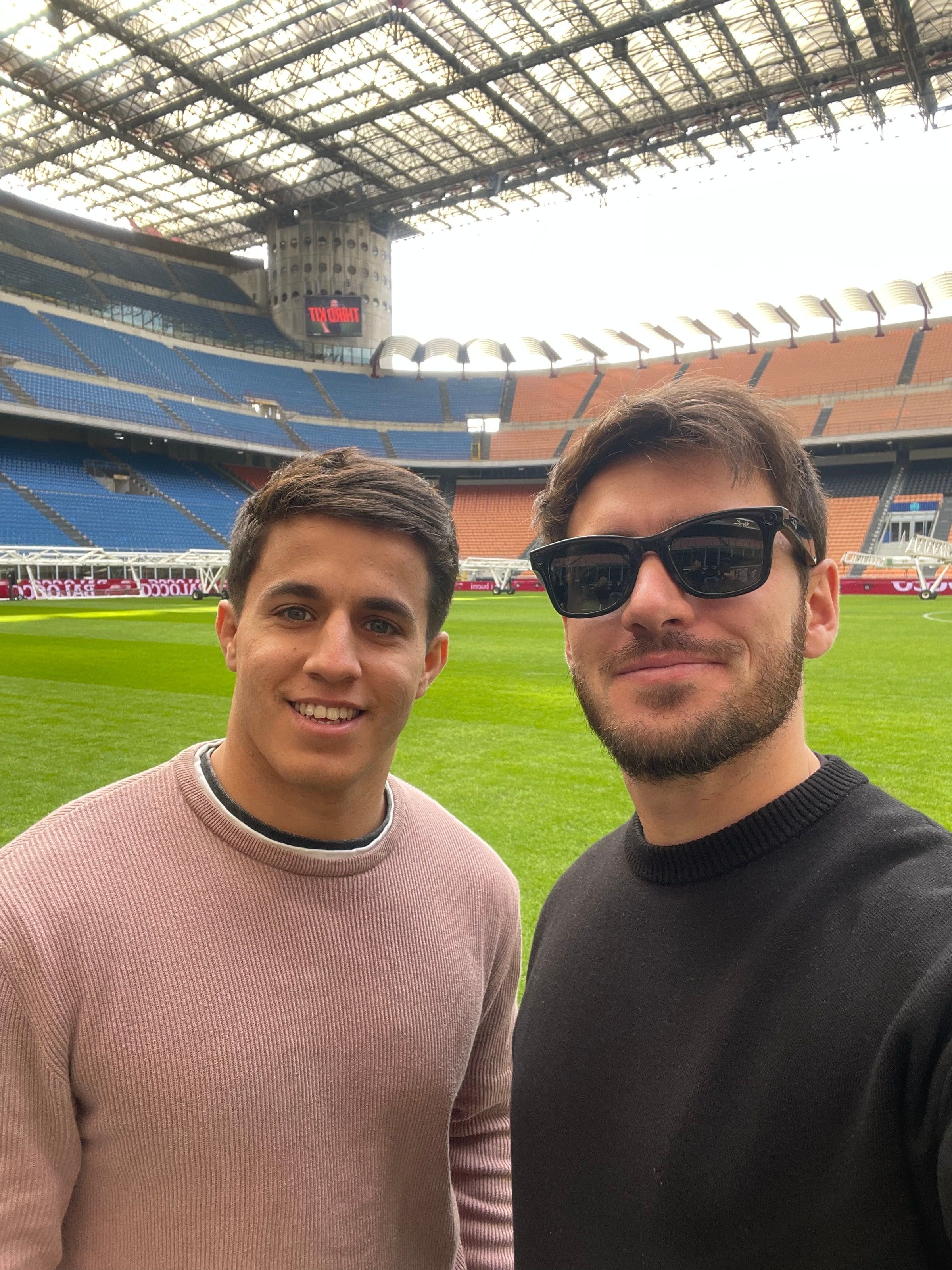 Tomi y su amigo al borde del campo de San Siro