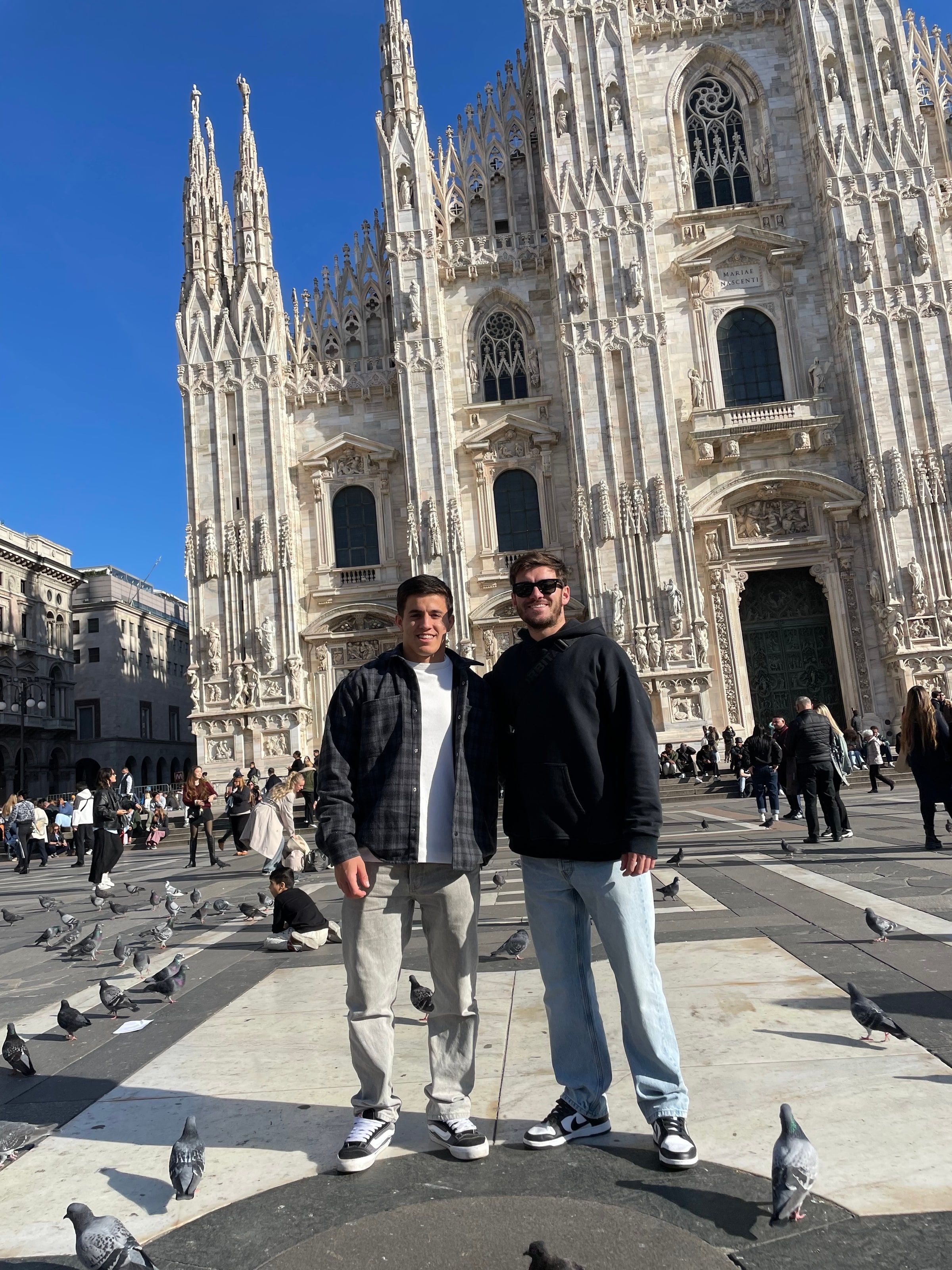 Tomi y su amigo frente al Duomo
