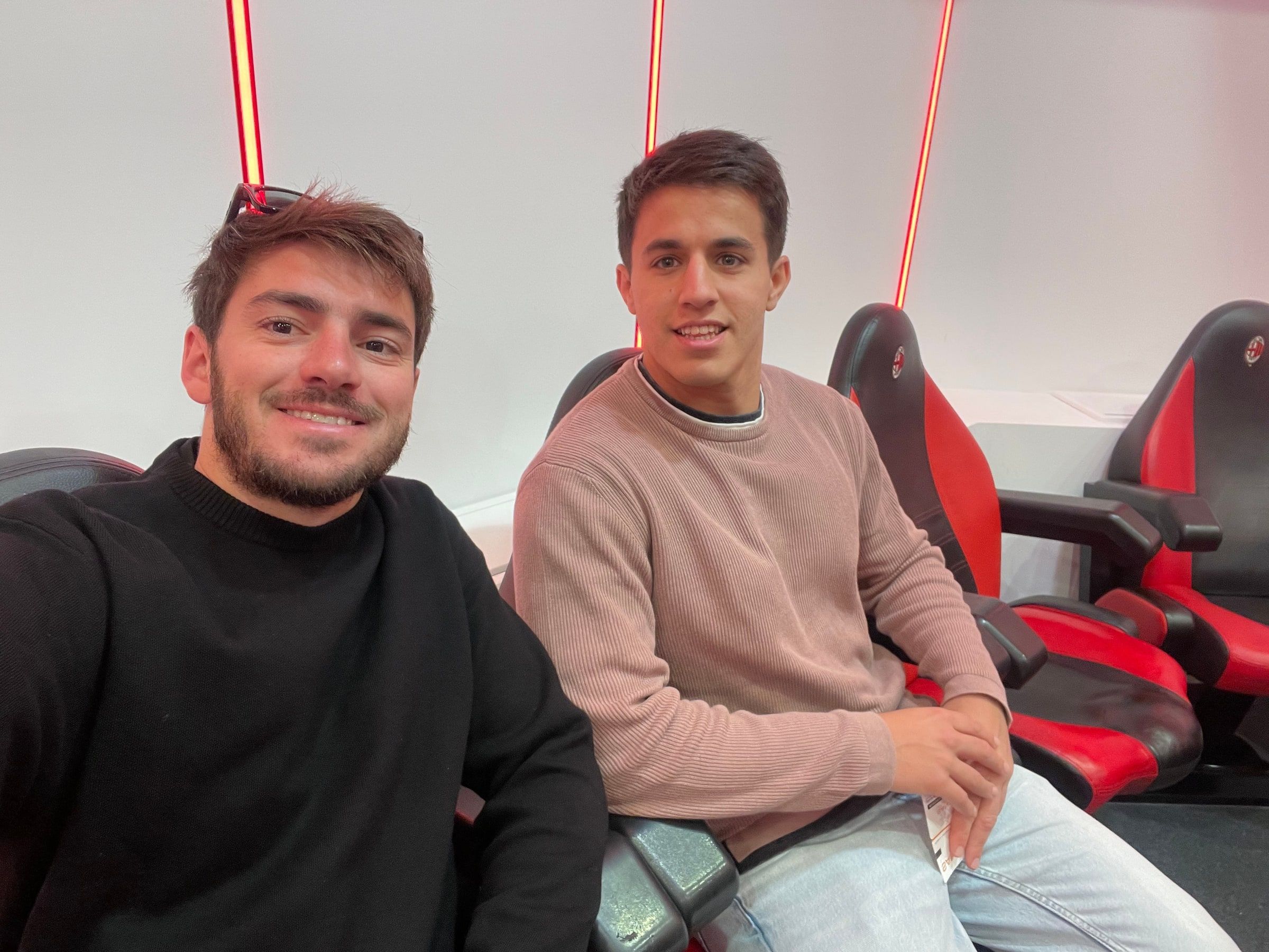 Tomi y su amigo en los sillones del vestuario del Milan