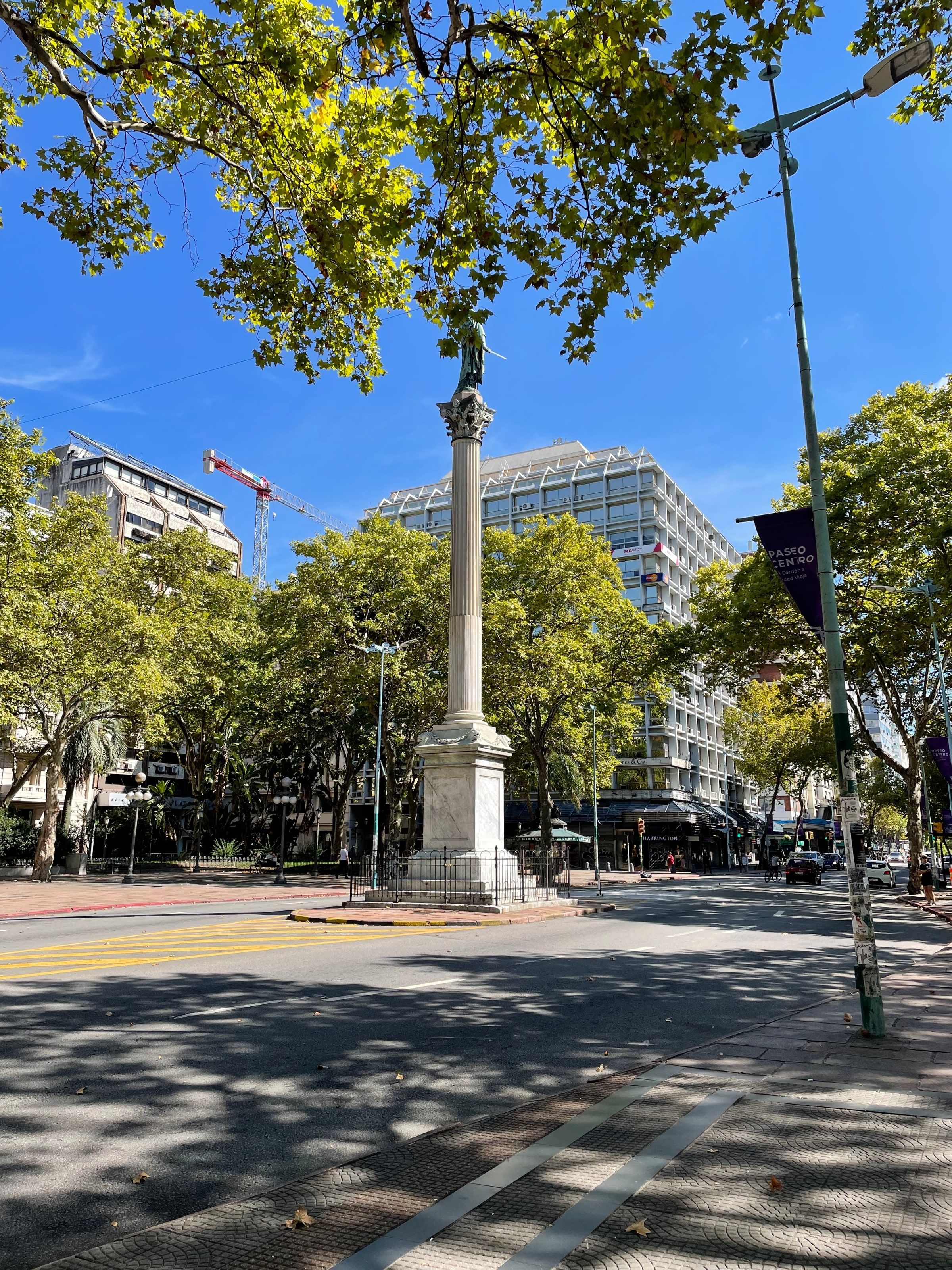 Una estatua alta en una plaza de Ciudad Vieja