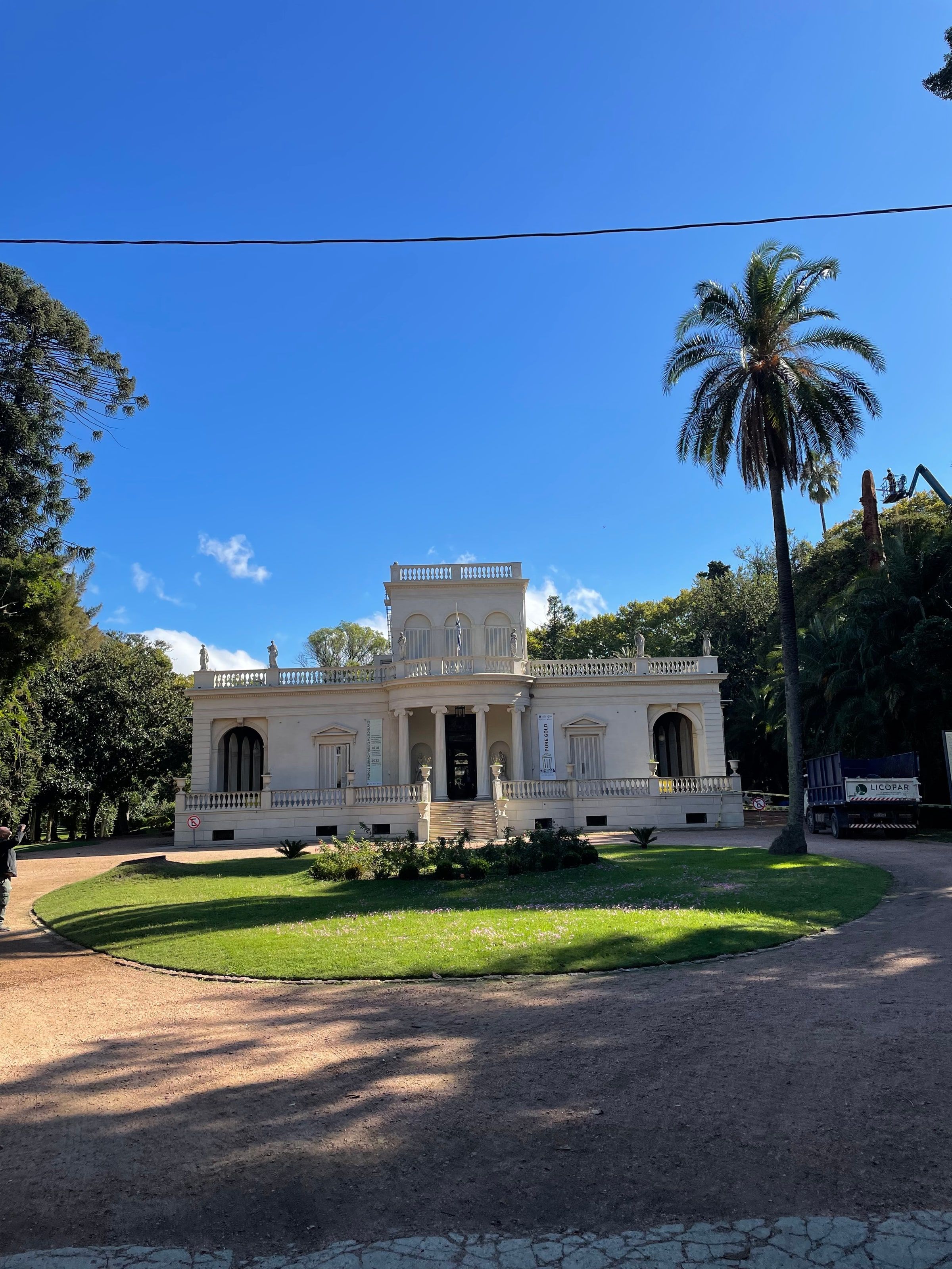 El edificio blanco del Museo Blanes