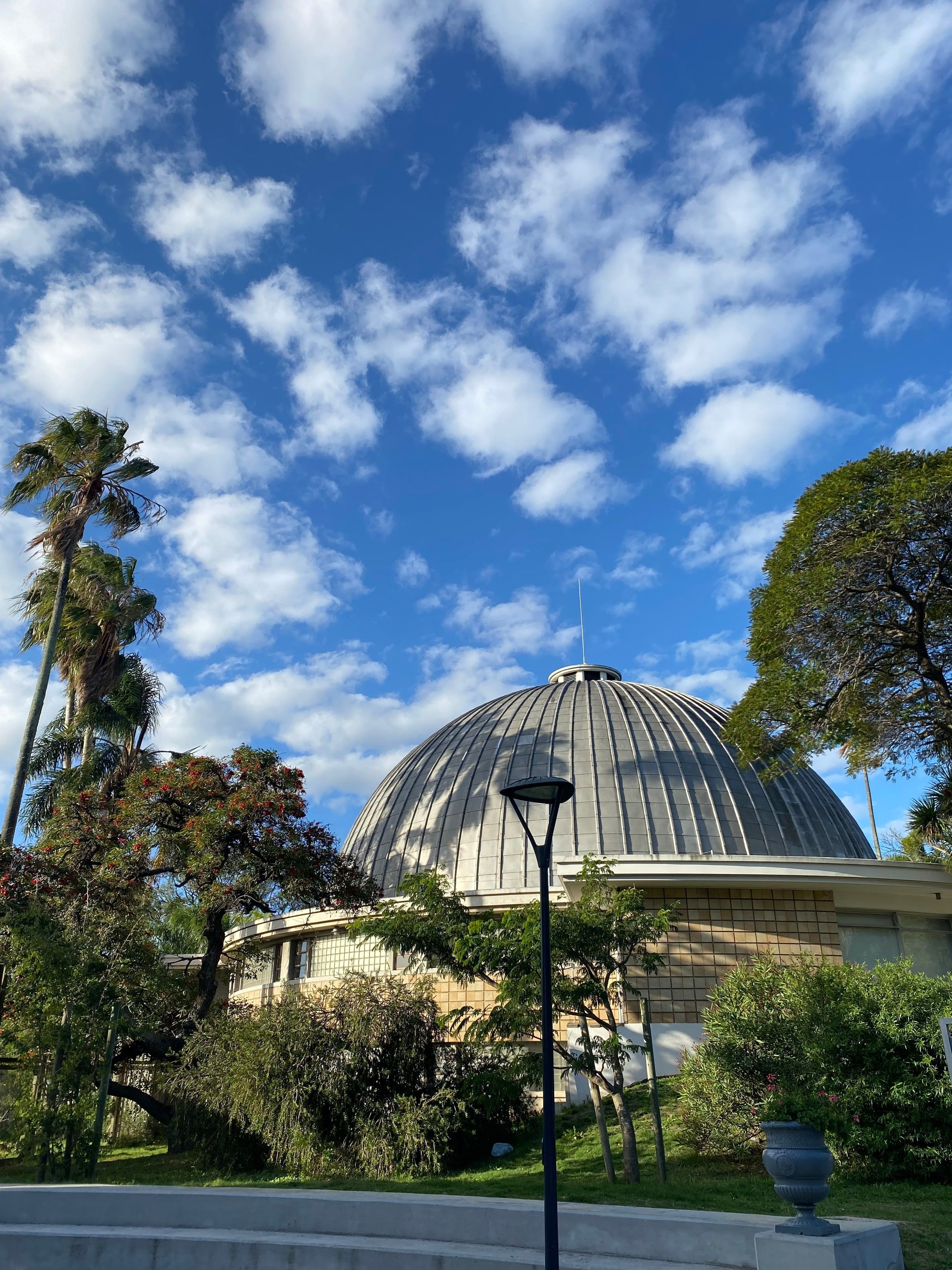 La cúpula del Planetario entre árboles