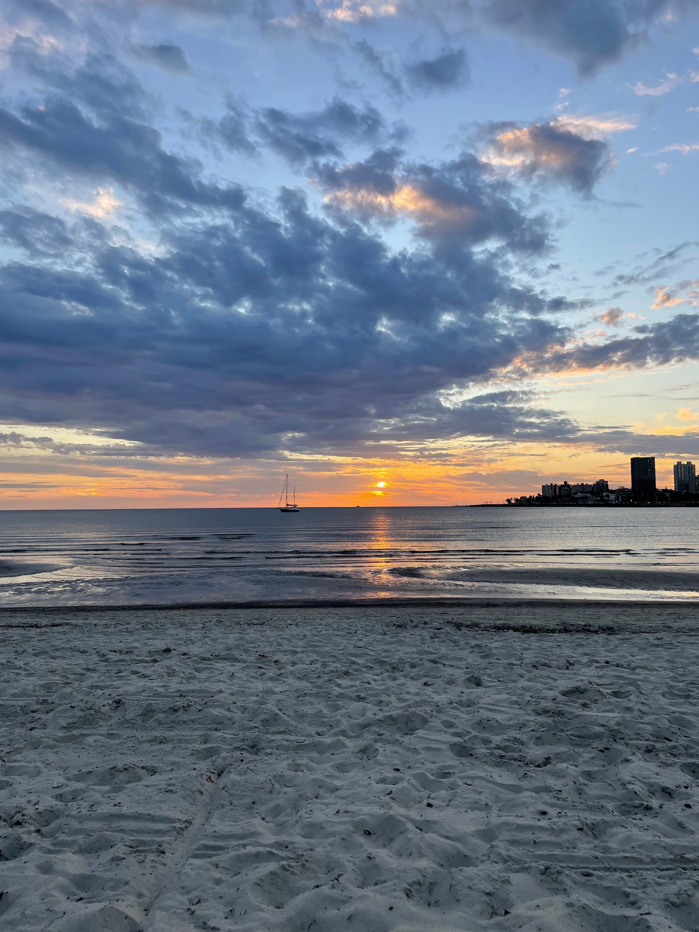 Playa Ramírez al atardecer con la ciudad al fondo