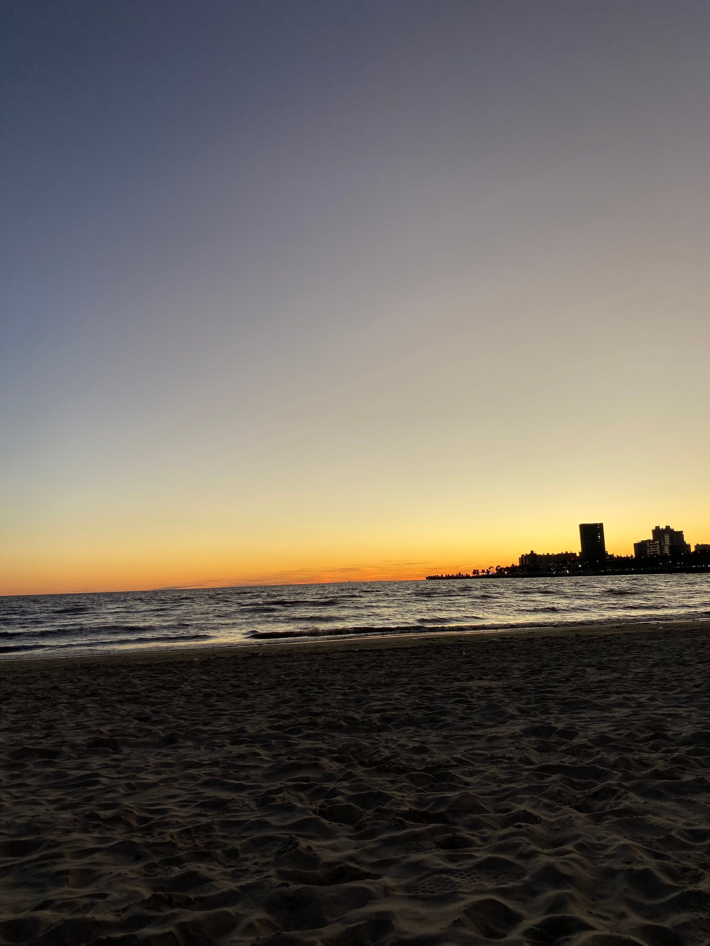 Atardecer sobre el agua en Pocitos