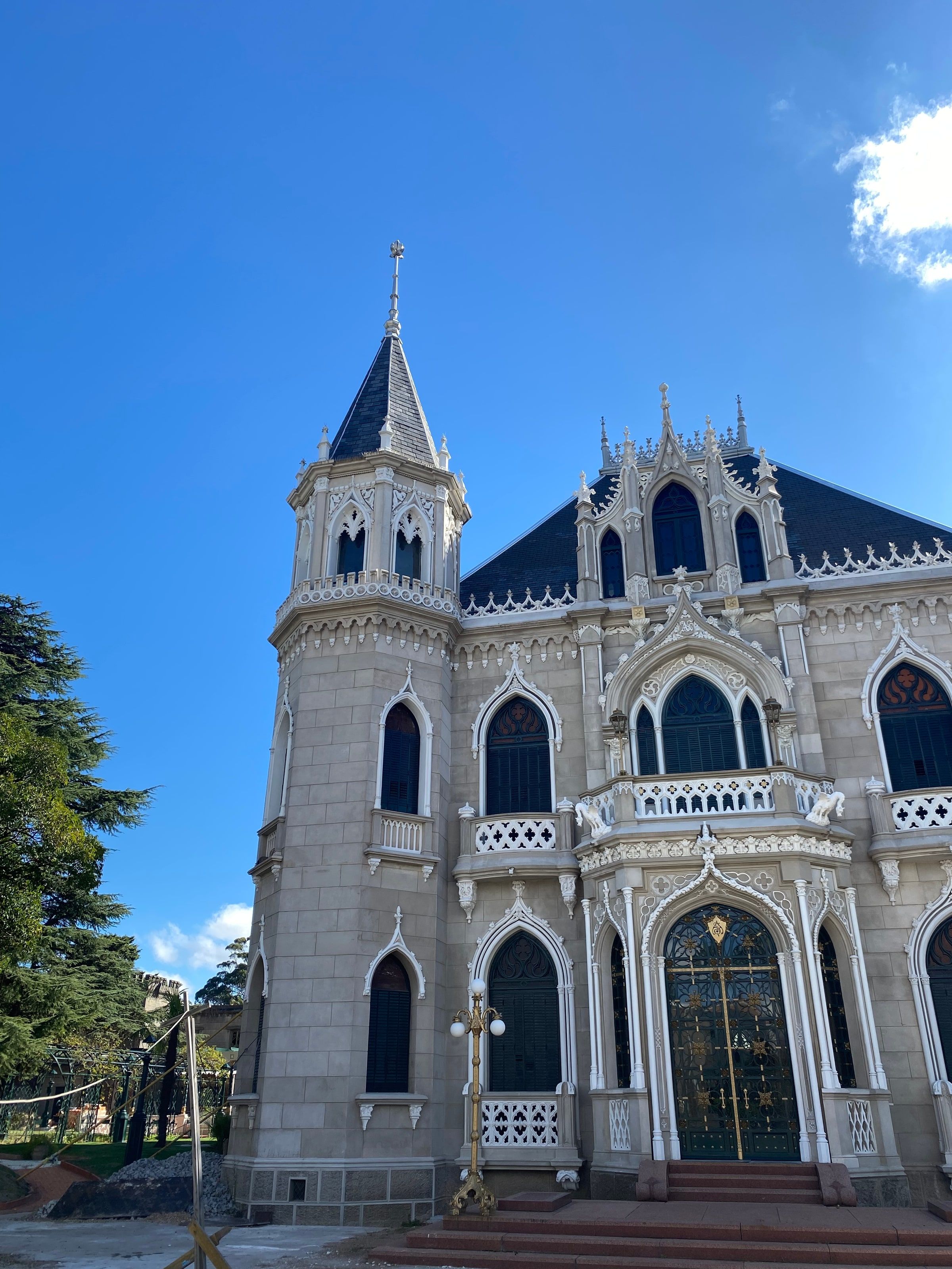 Un gran edificio blanco de techo azul en El Prado