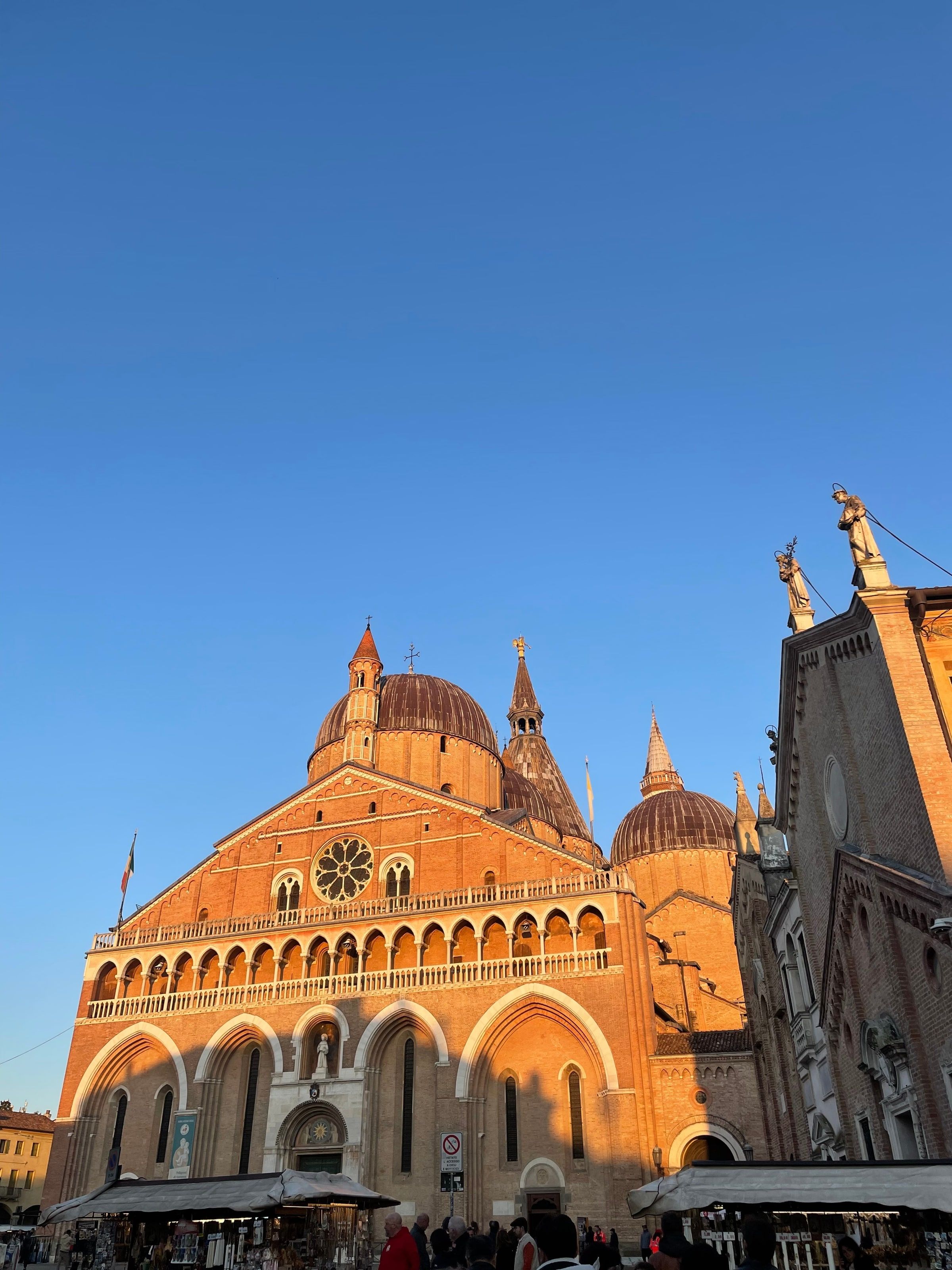 La Basílica de San Antonio de Padova al atardecer, con luz naranja