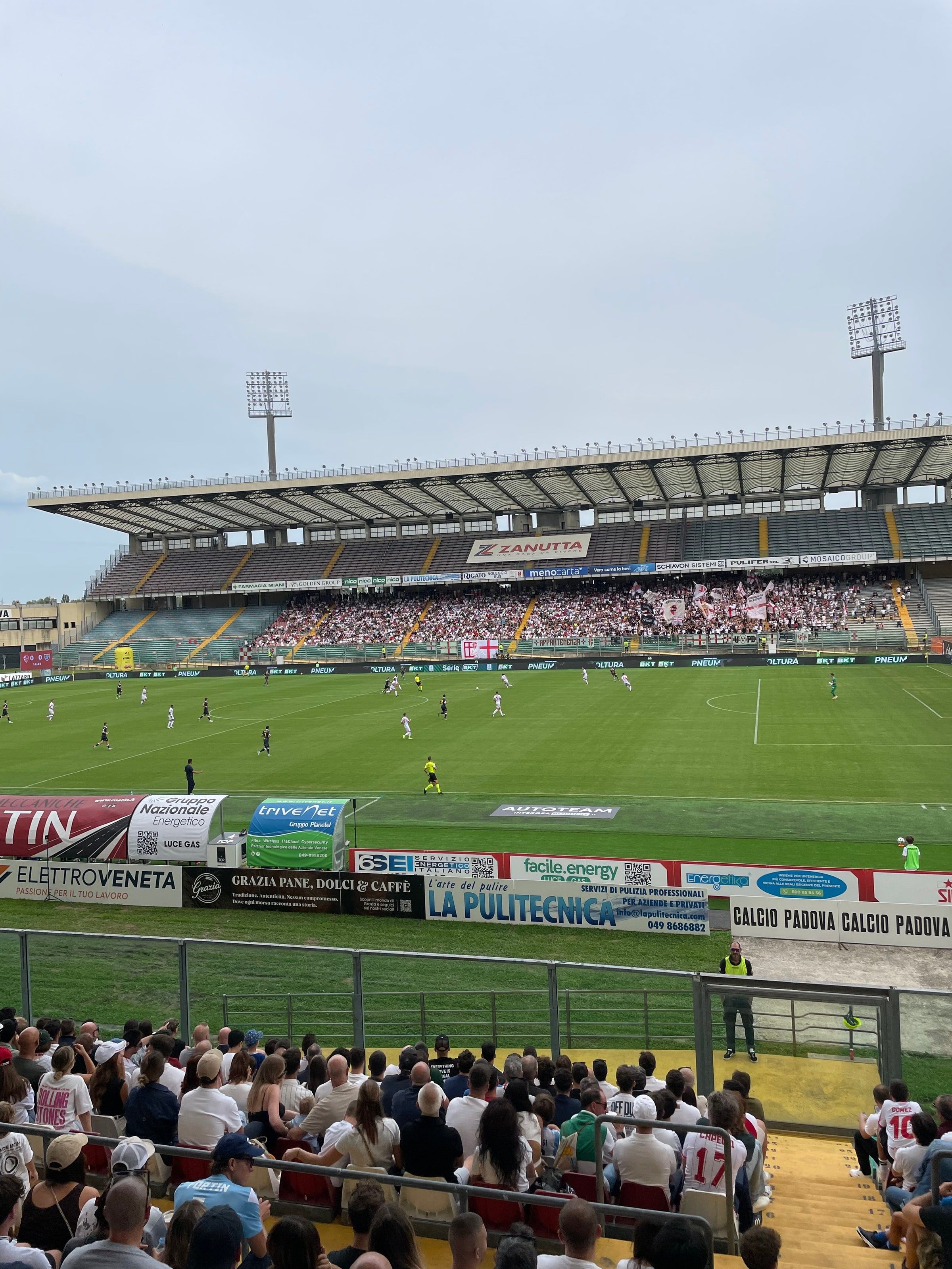La cancha del Stadio Euganeo con la pista de atletismo, durante Padova-Frosinone