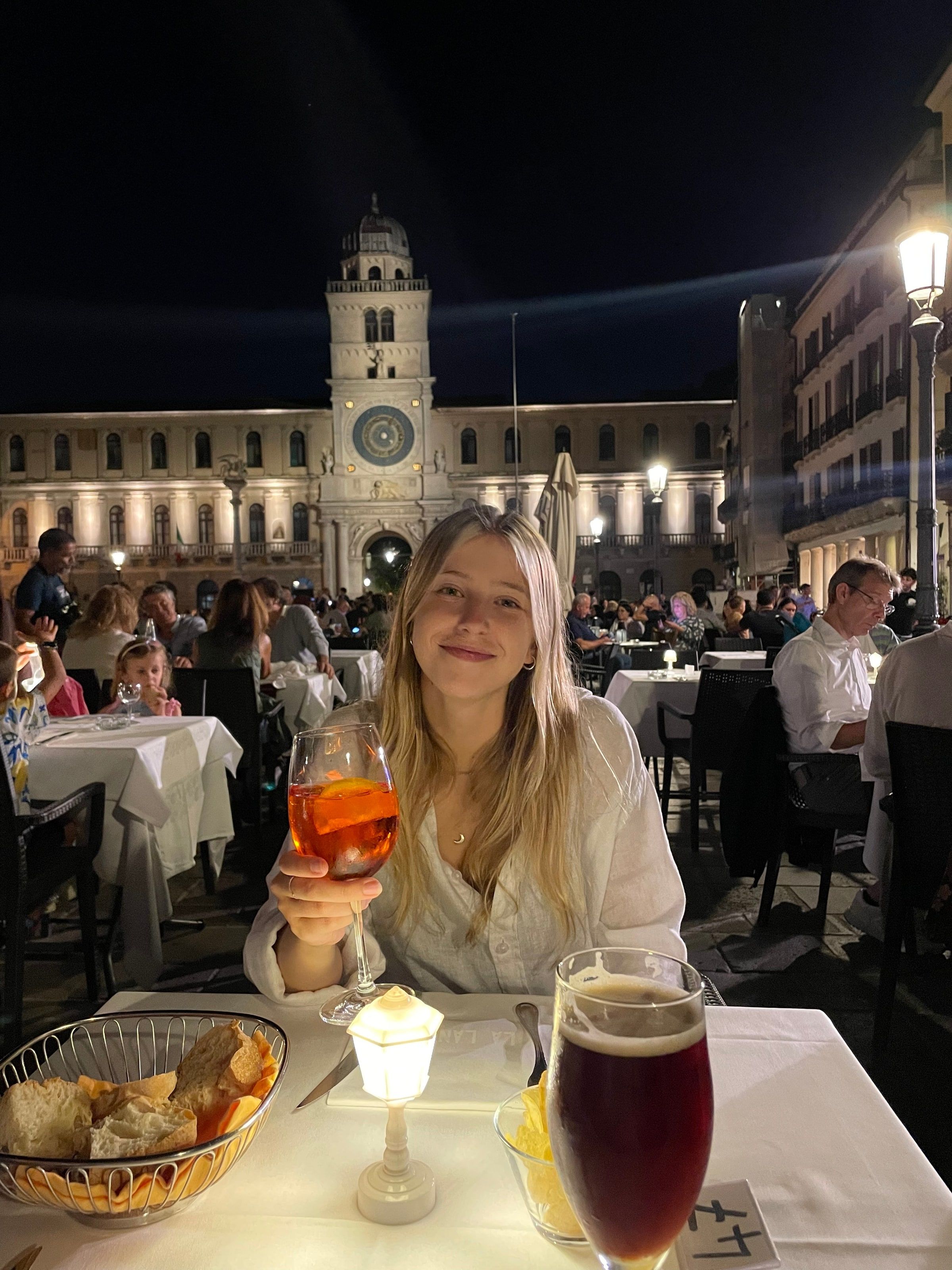Un spritz en Piazza dei Signori de noche