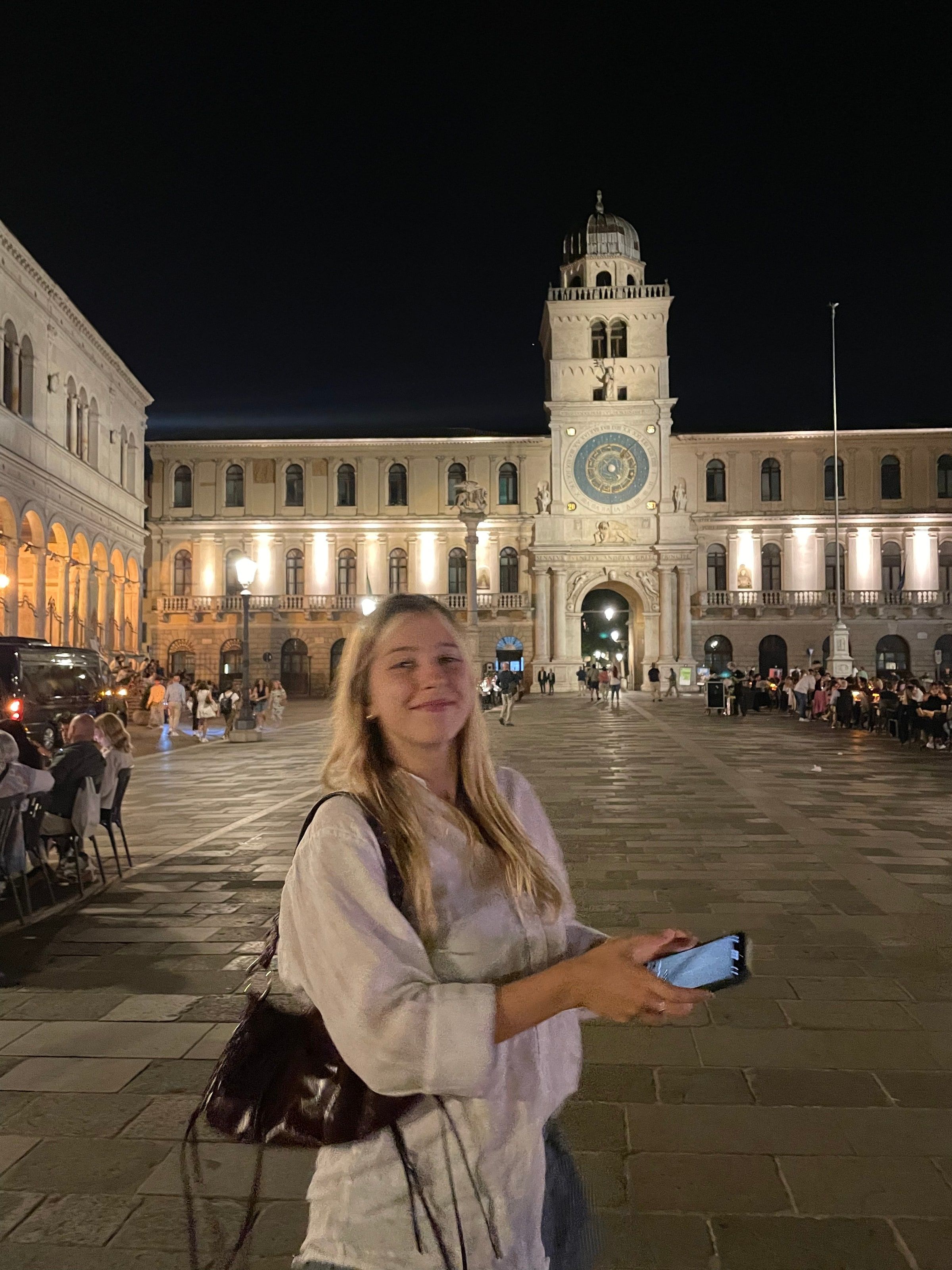 La Torre dell'Orologio iluminada de noche, en Piazza dei Signori