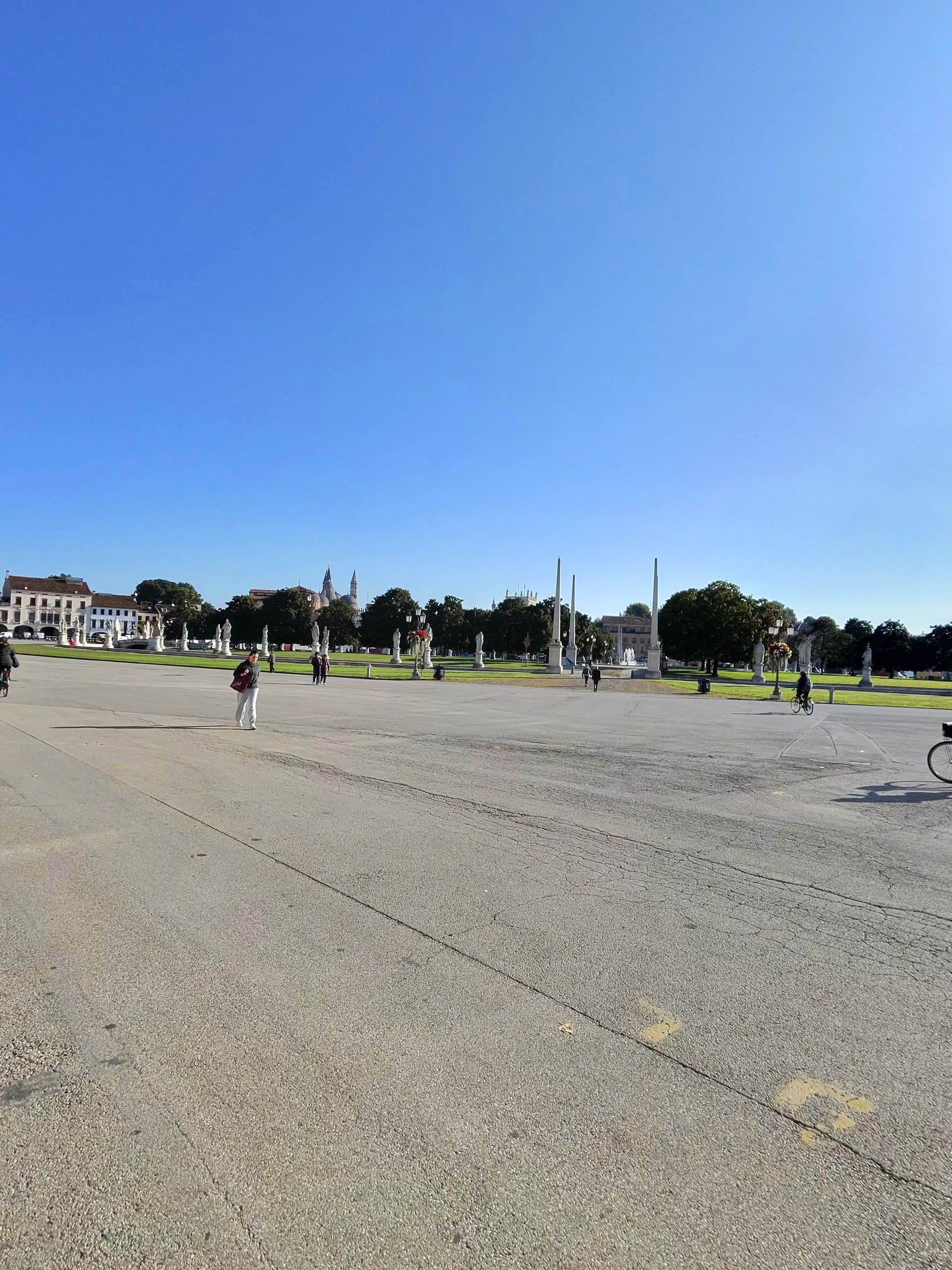 Prato della Valle de mañana, con bicis