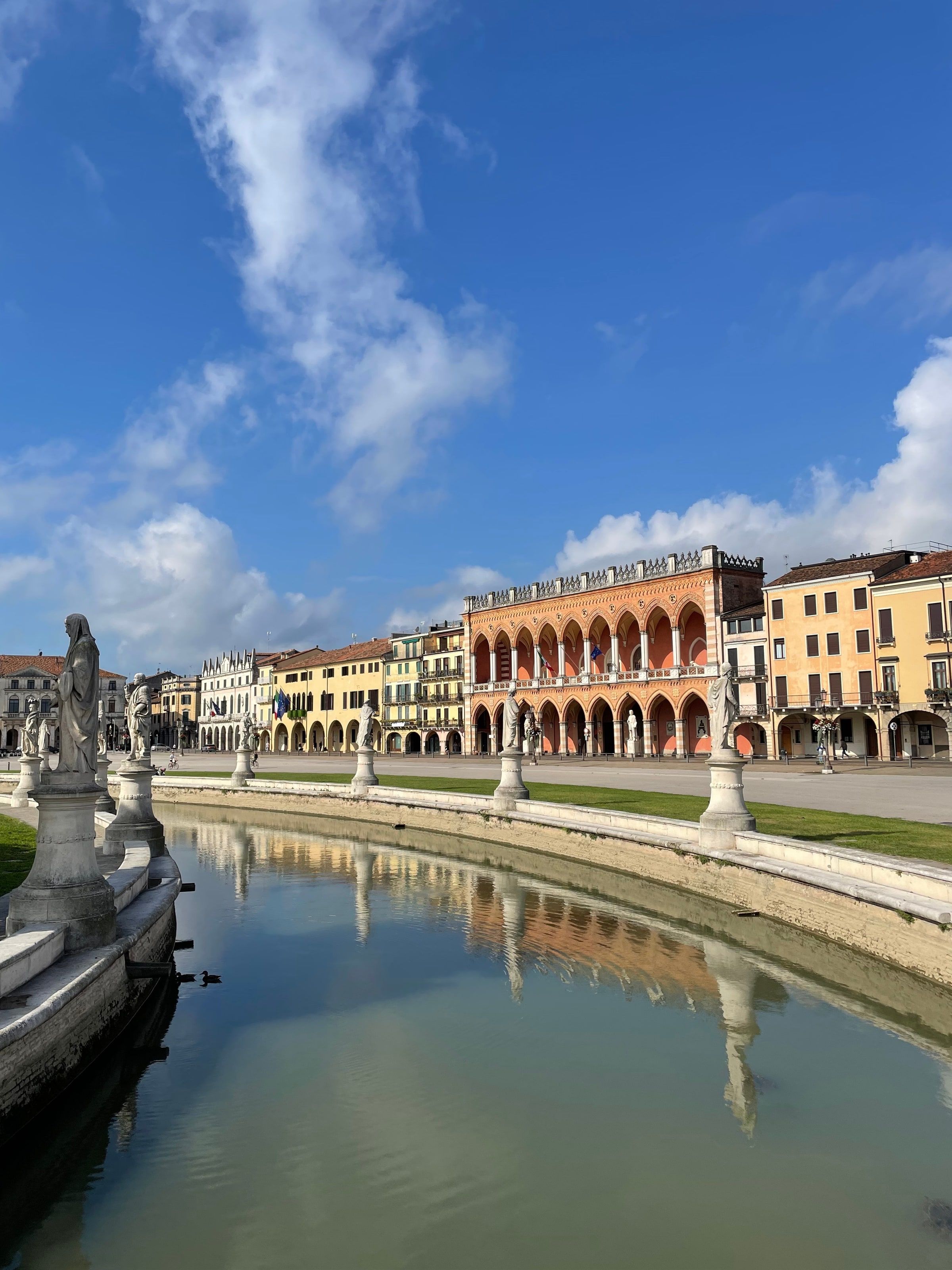 Prato della Valle en Padova, con el canal, las estatuas y los edificios